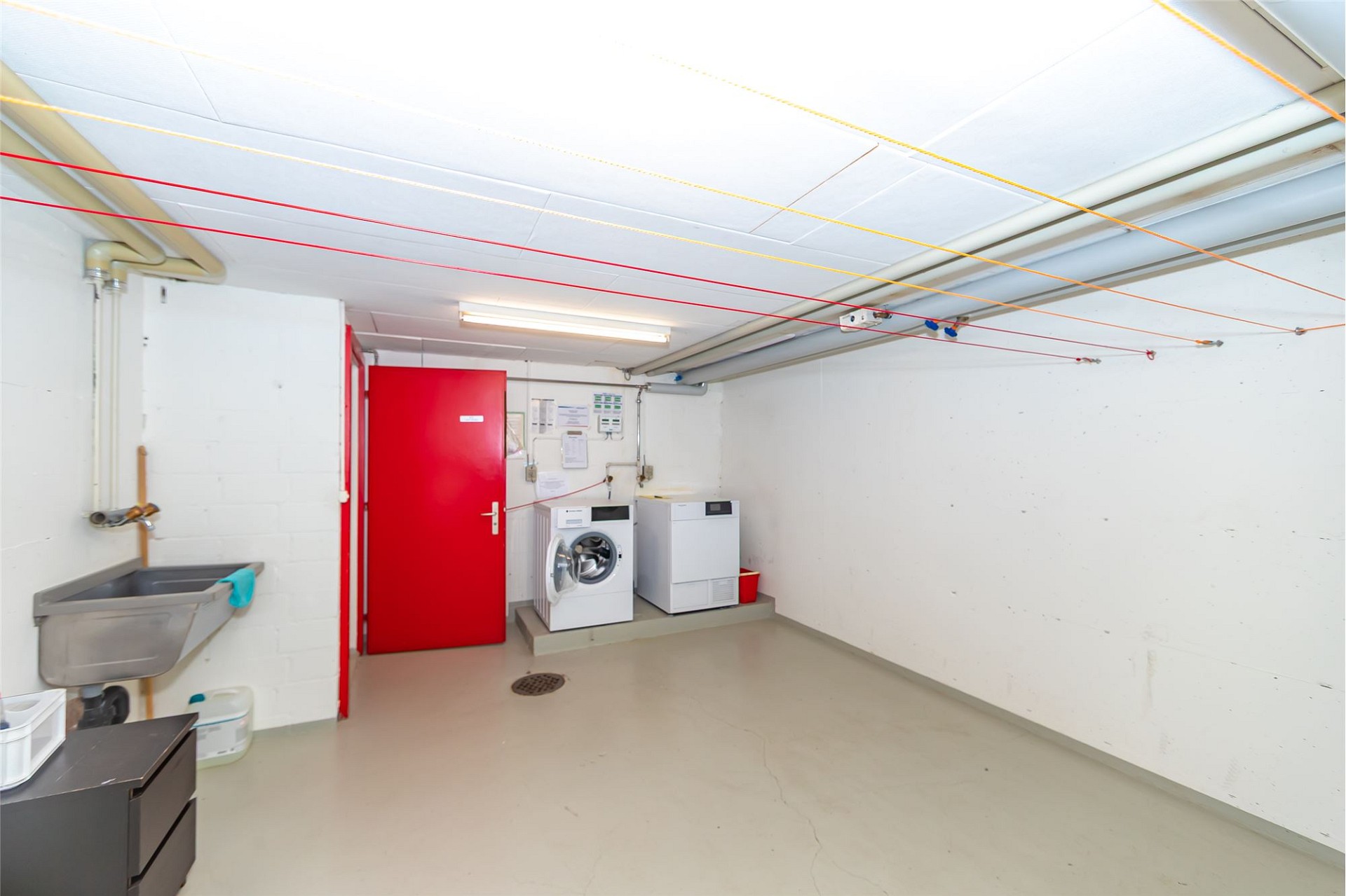 Hauswirtschafts- bzw. Technikraum in einem Keller