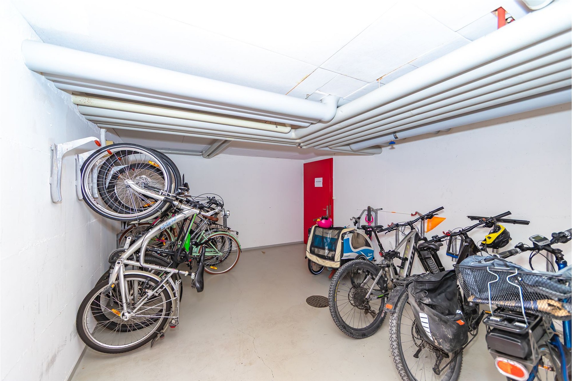 Fahrradkeller mit mehreren Fahrrädern