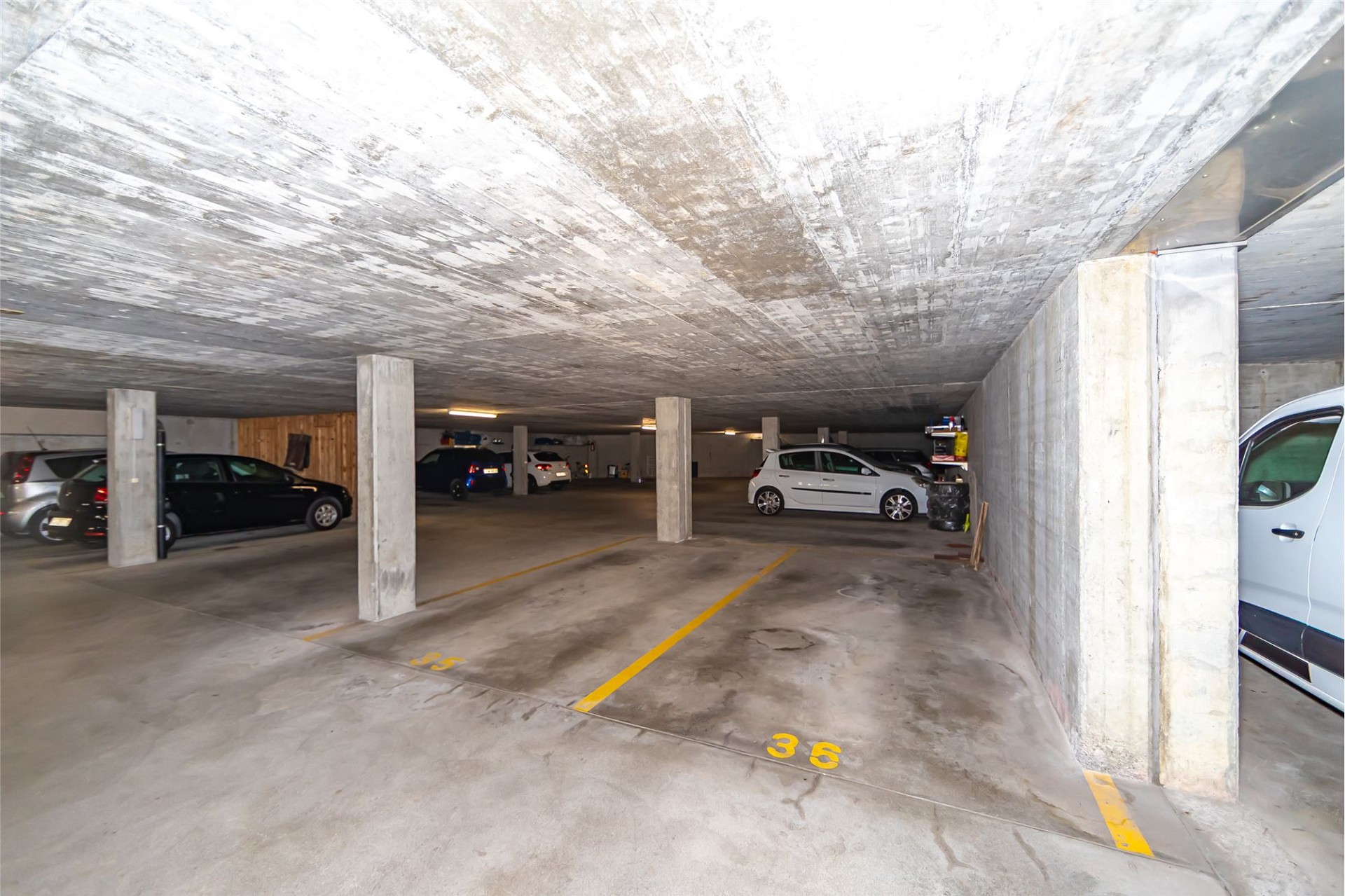 Tiefgarage mit Stellplätzen