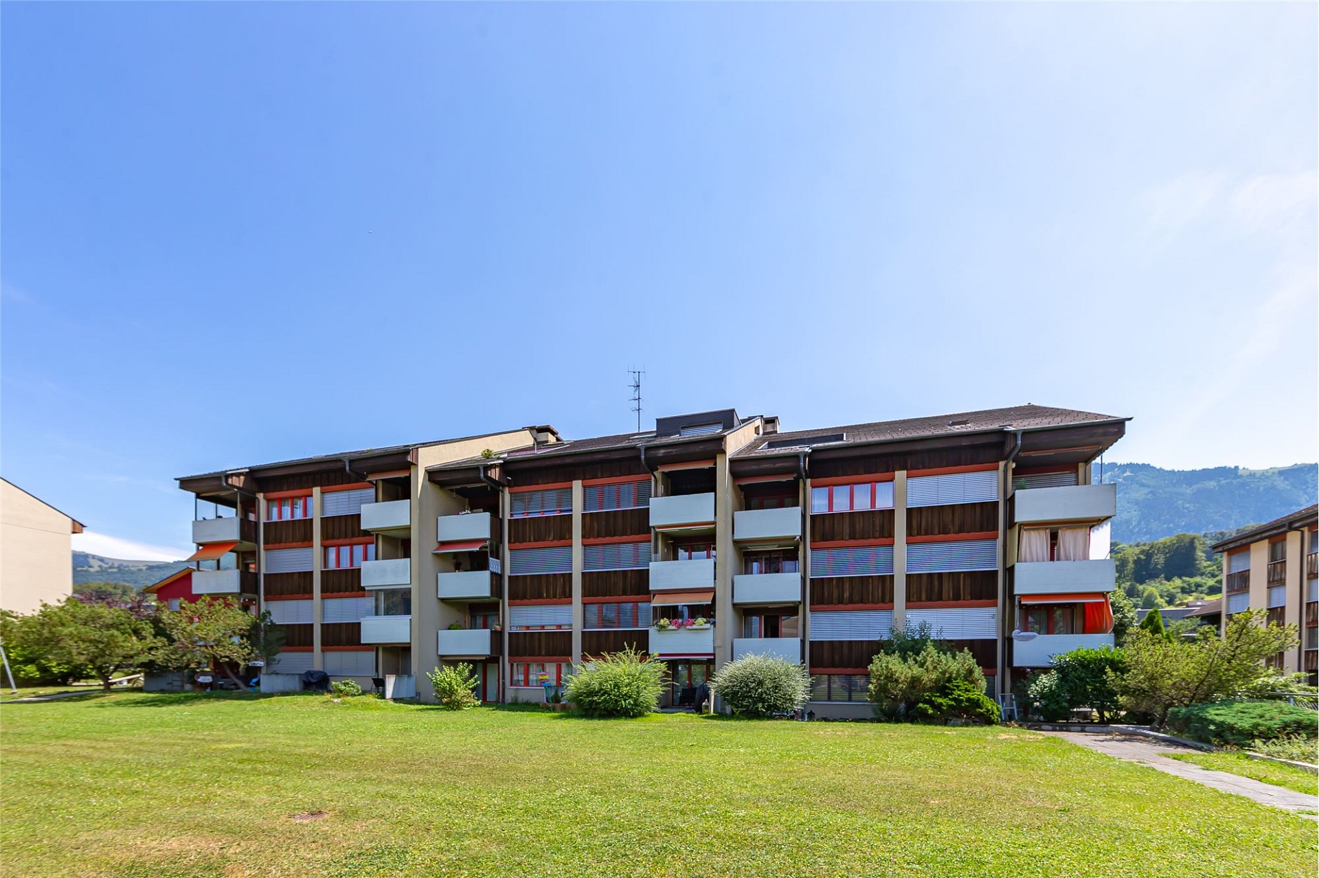 Mehrfamilienhaus mit Balkonen und Bergblick
