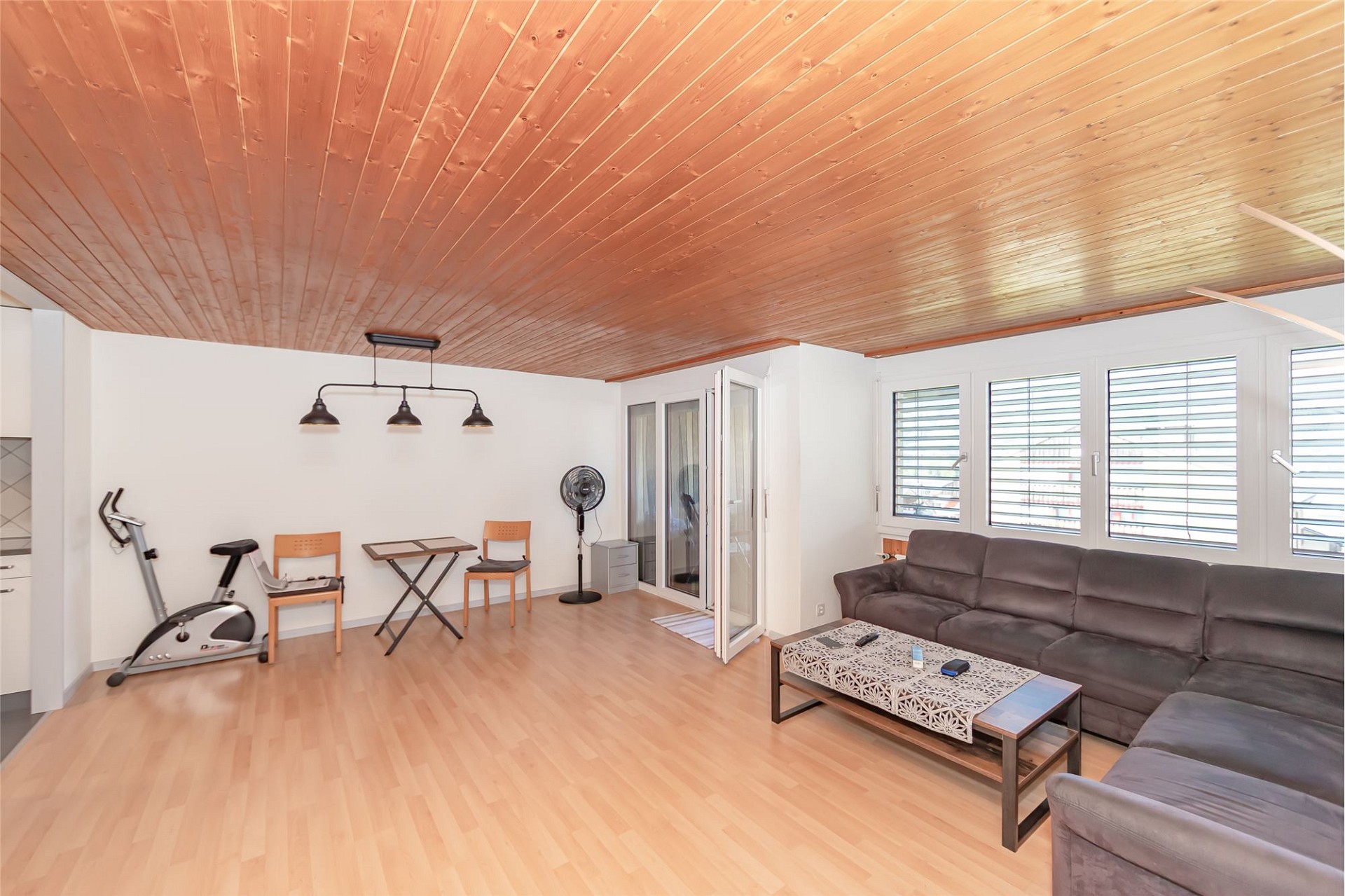 Heller Wohnraum mit Holzdecke und Sofa