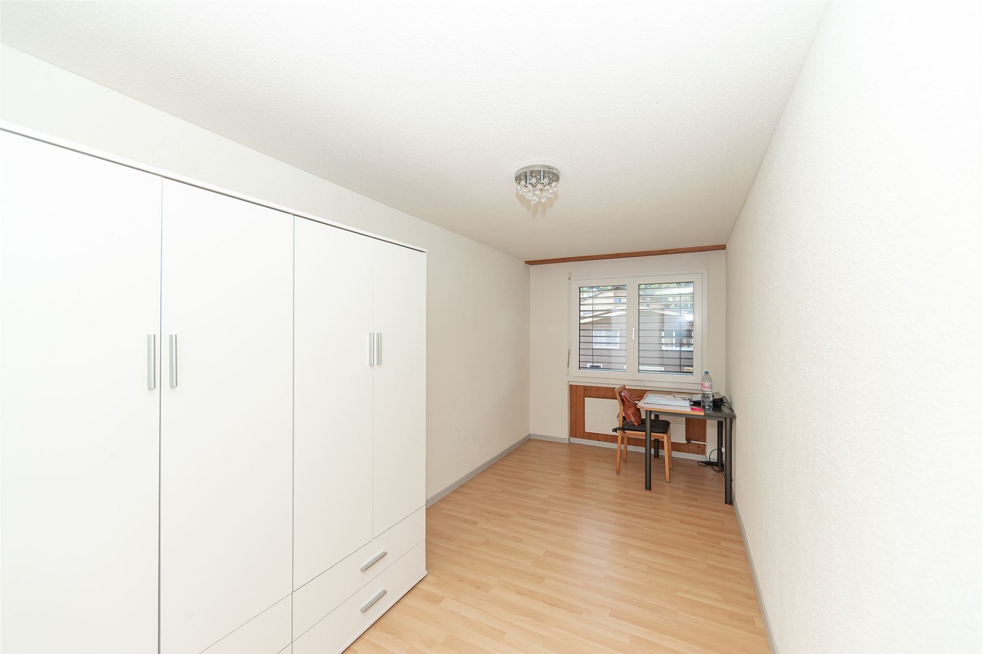 Helles kleines Zimmer mit Einbauschrank und Fenster