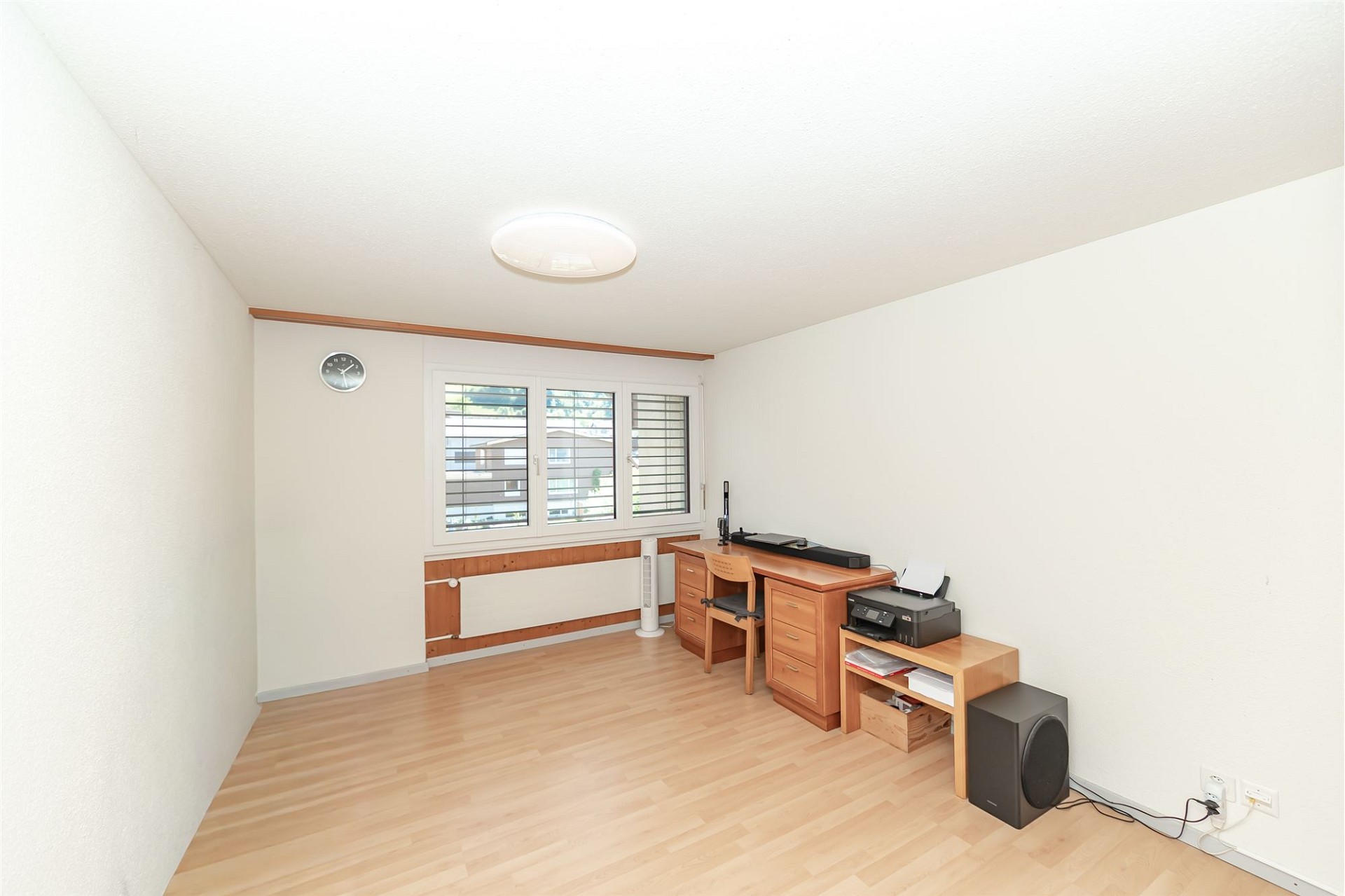 Helles Arbeitszimmer mit Schreibtisch