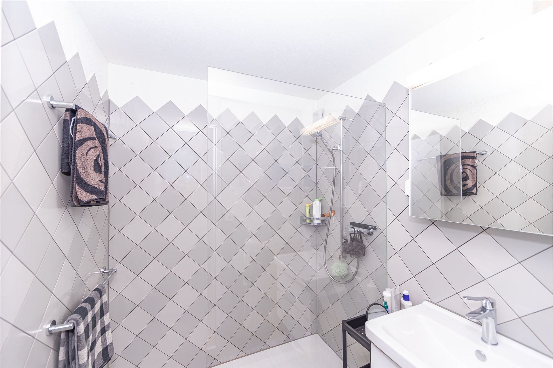 Modernes Badezimmer mit begehbarer Dusche