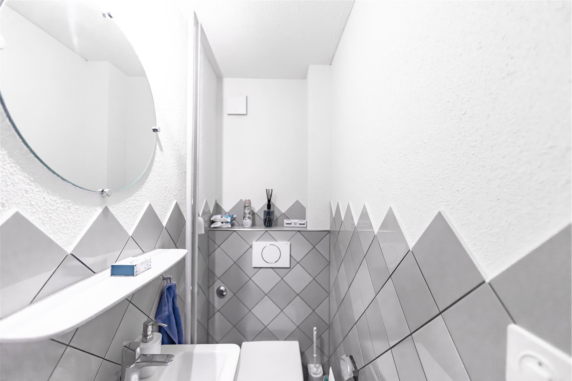 Kleines Gäste-WC mit modernen Fliesen