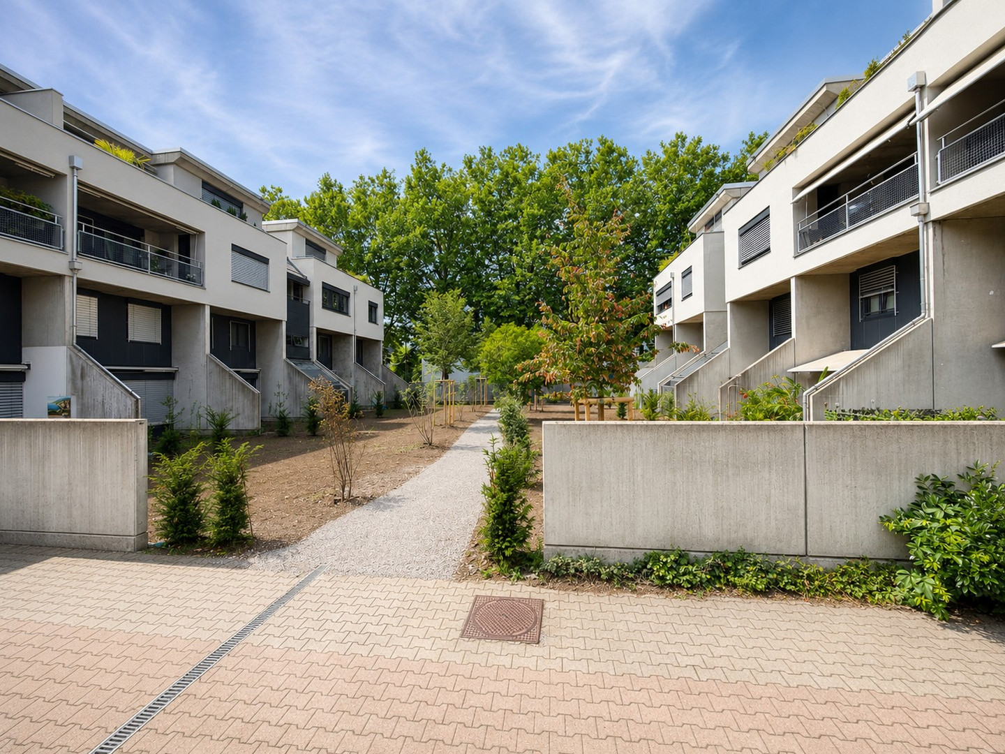Moderner Innenhof zwischen Wohngebäuden