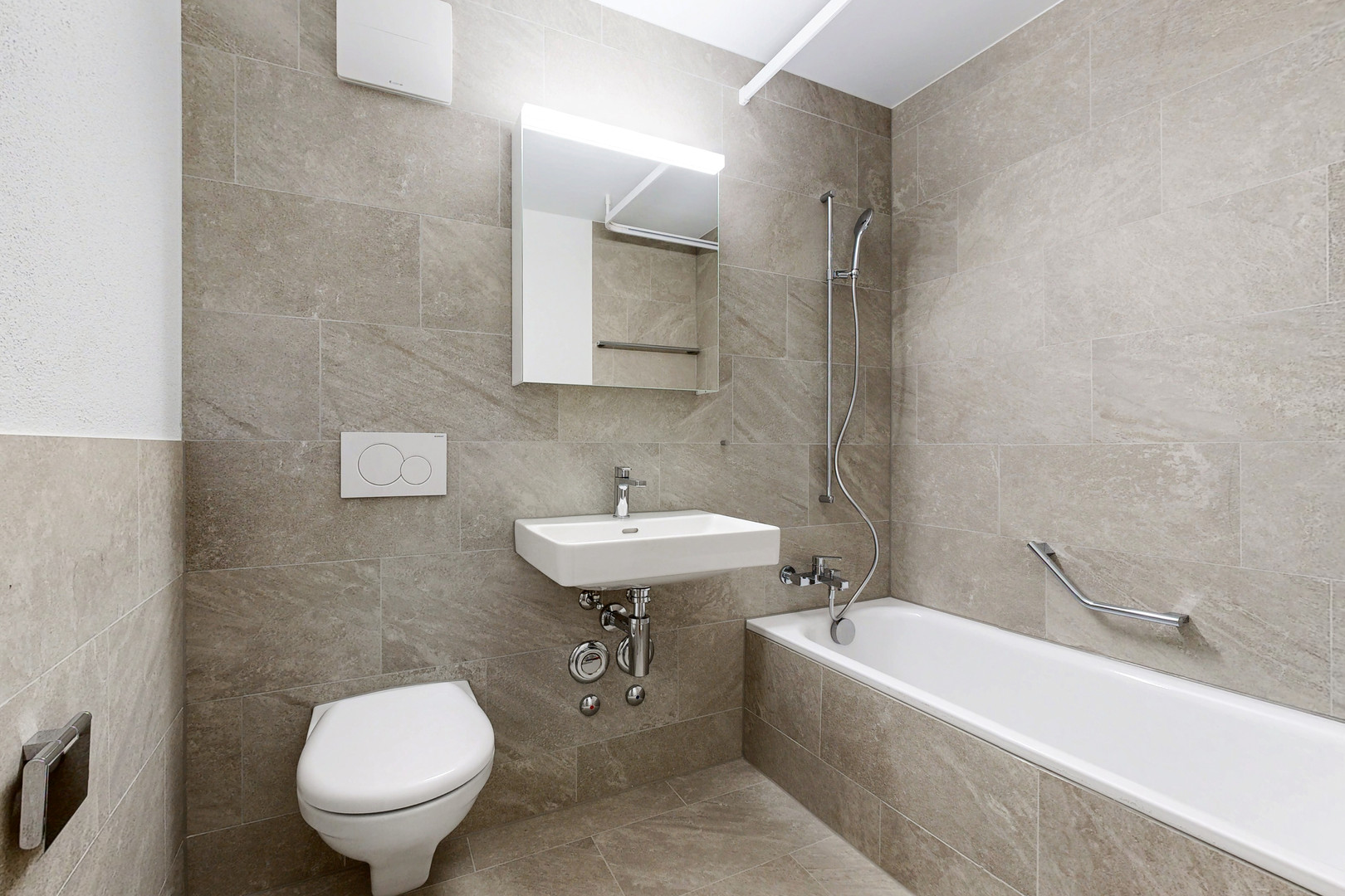 Modernes Badezimmer mit Badewanne und wandhängendem WC