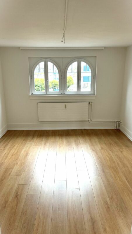 Helles, leeres Zimmer mit Bogenfenstern