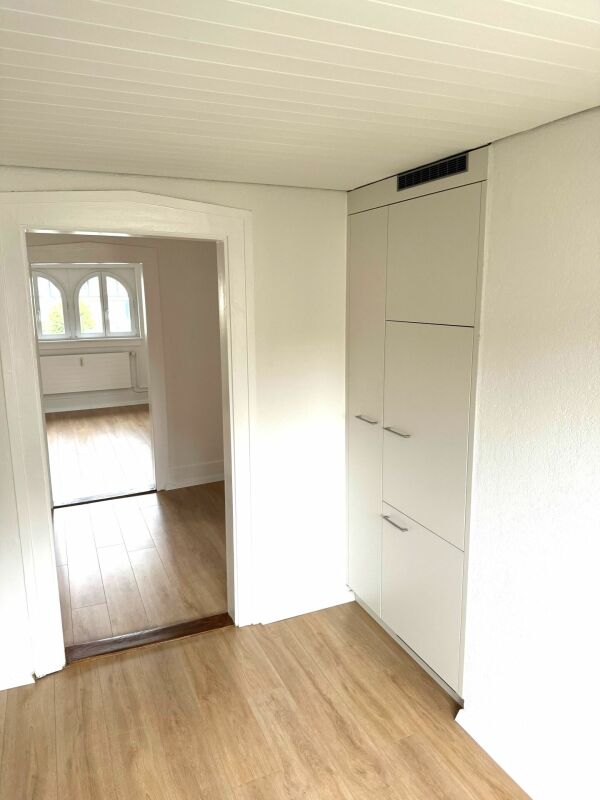 Heller Flur mit Einbauschrank