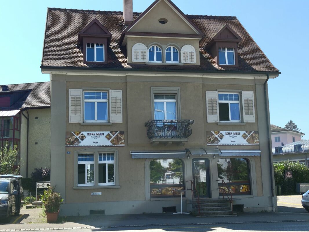 Historisches Wohn- und Geschäftshaus mit Mansarddach