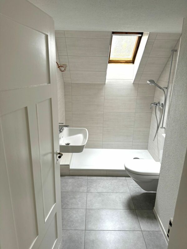 Kleines Badezimmer mit Dachfenster