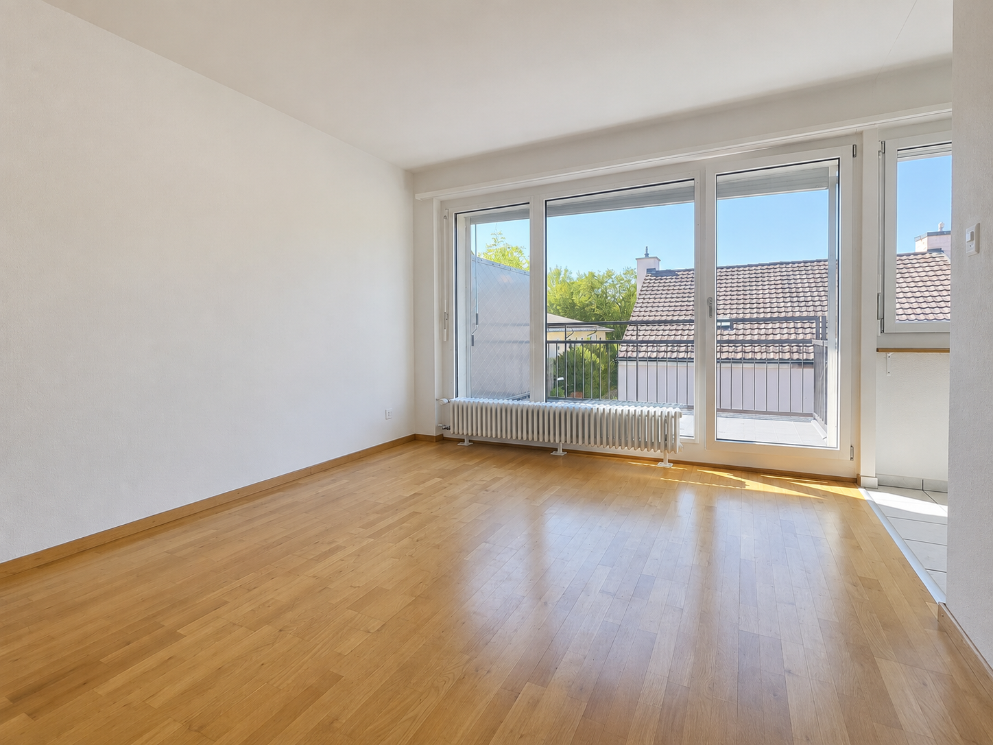 Heller leerer Wohnraum mit Balkonblick