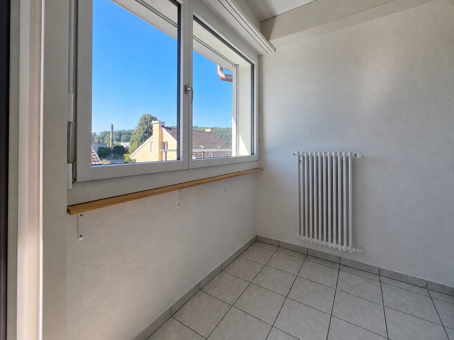 Heller kleiner Raum mit großem Fenster