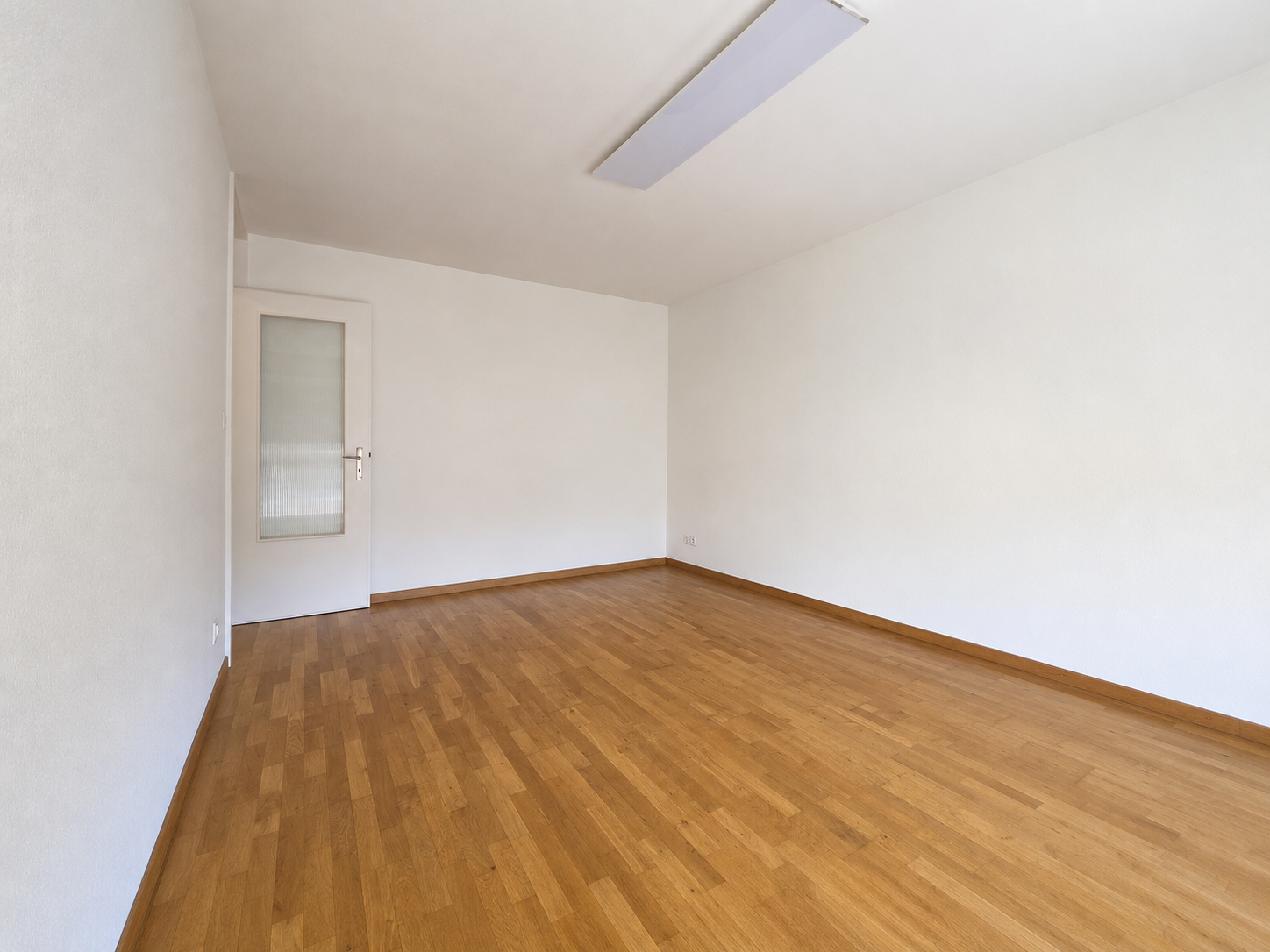 Leerer Wohnraum mit Holzboden