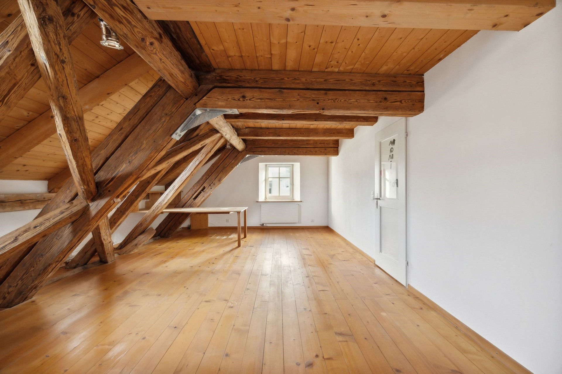 Ausgebauter Dachraum mit sichtbaren Holzbalken