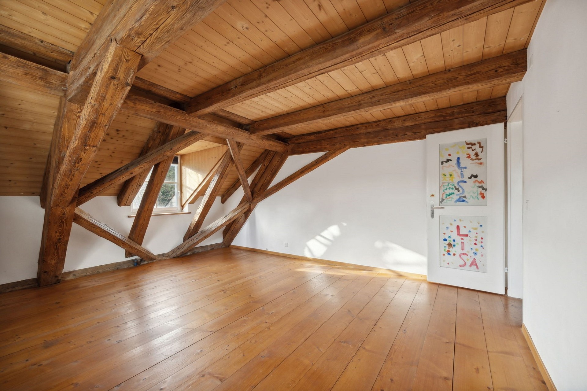 Ausgebauter Dachraum mit sichtbaren Holzbalken