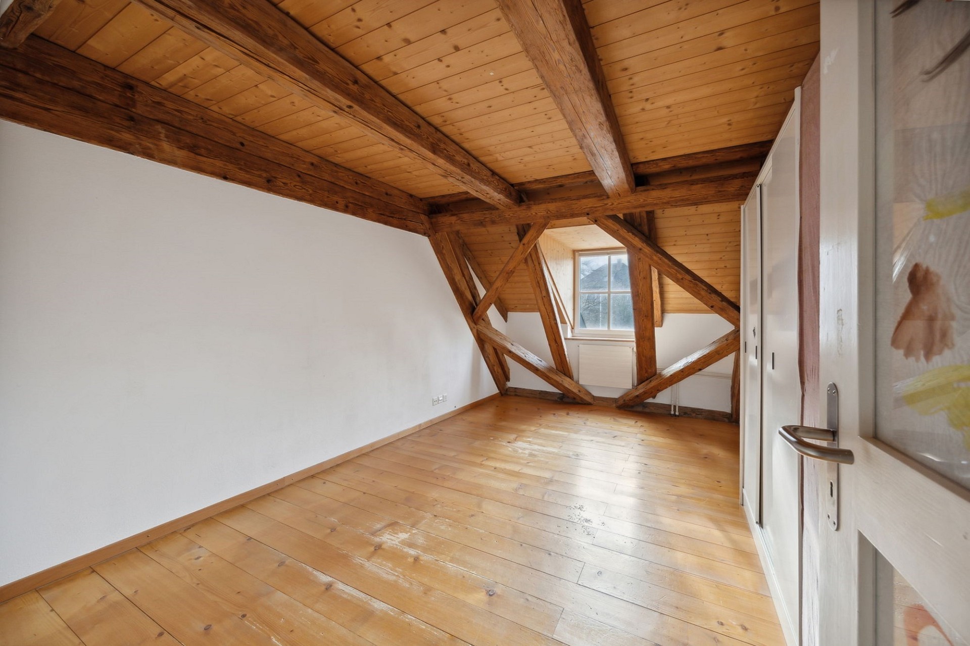 Ausgebauter Dachraum mit sichtbaren Holzbalken