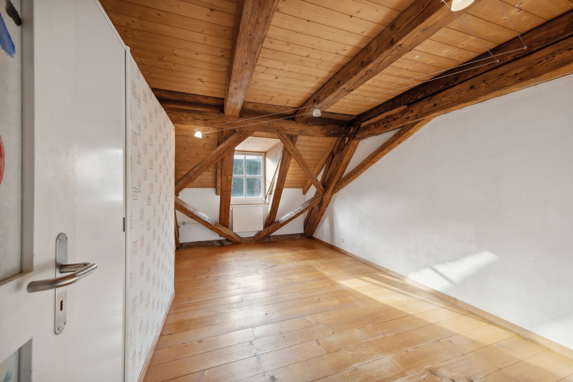 Dachgeschosszimmer mit sichtbarem Fachwerk