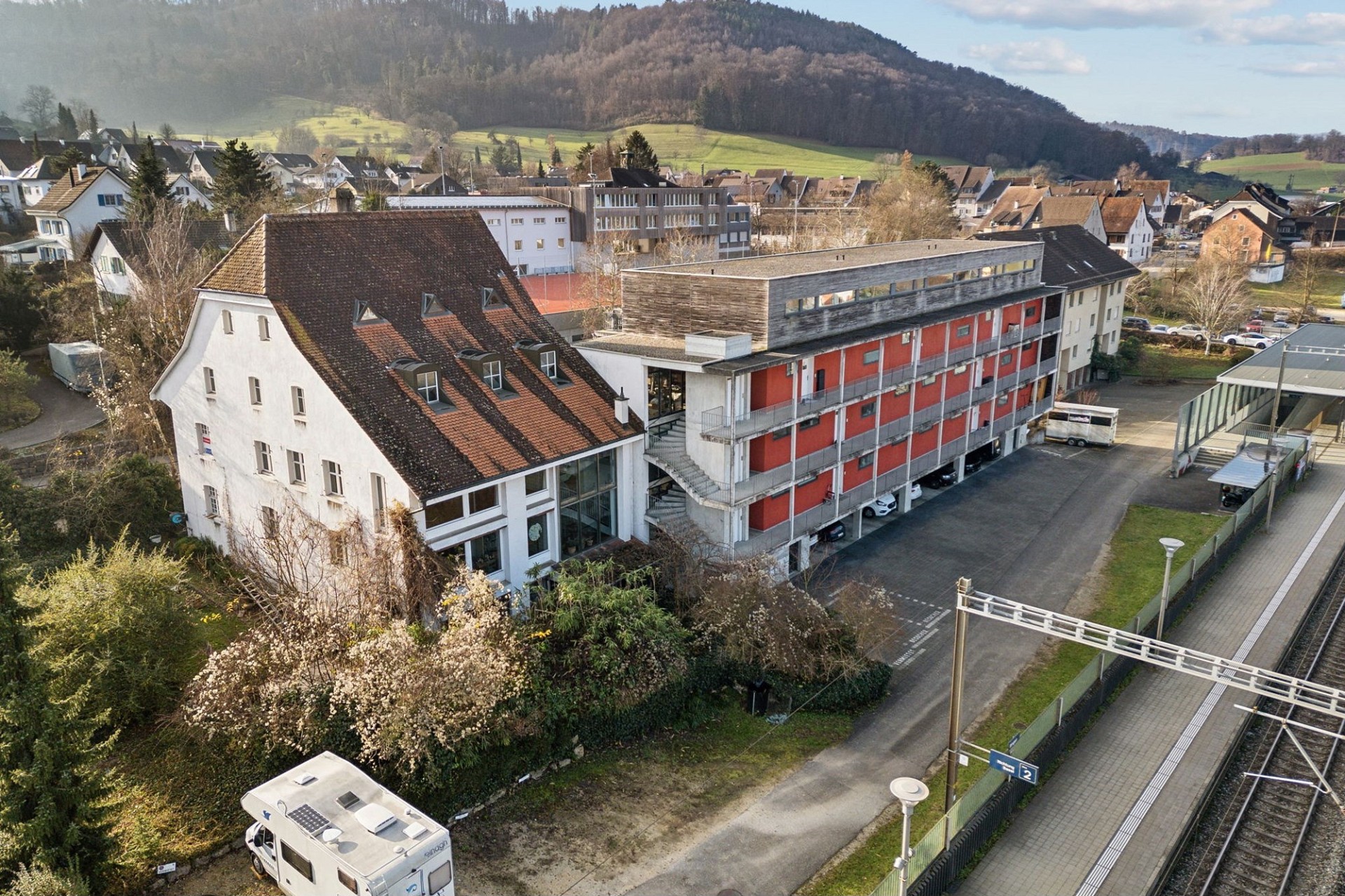 Außenansicht eines größeren Gebäudekomplexes mit Altbau und modernem Anbau