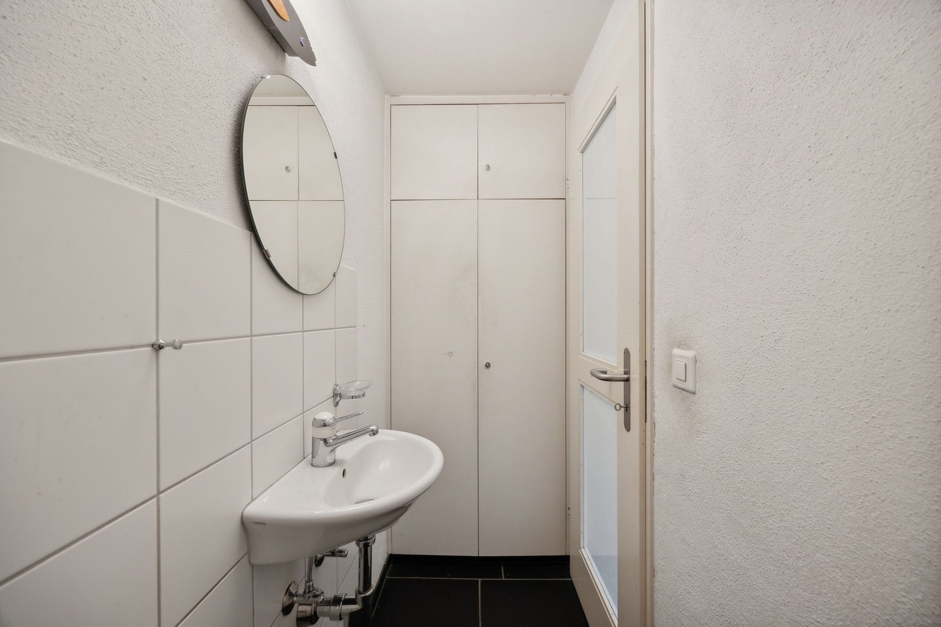 Kleines Gäste-WC mit Waschbecken