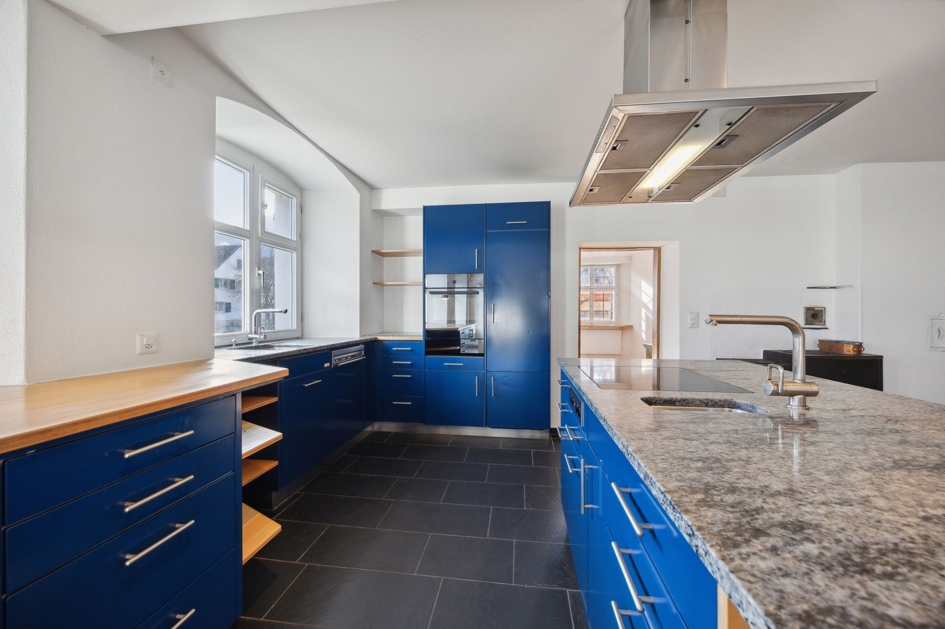 Moderne Küche mit blauen Fronten
