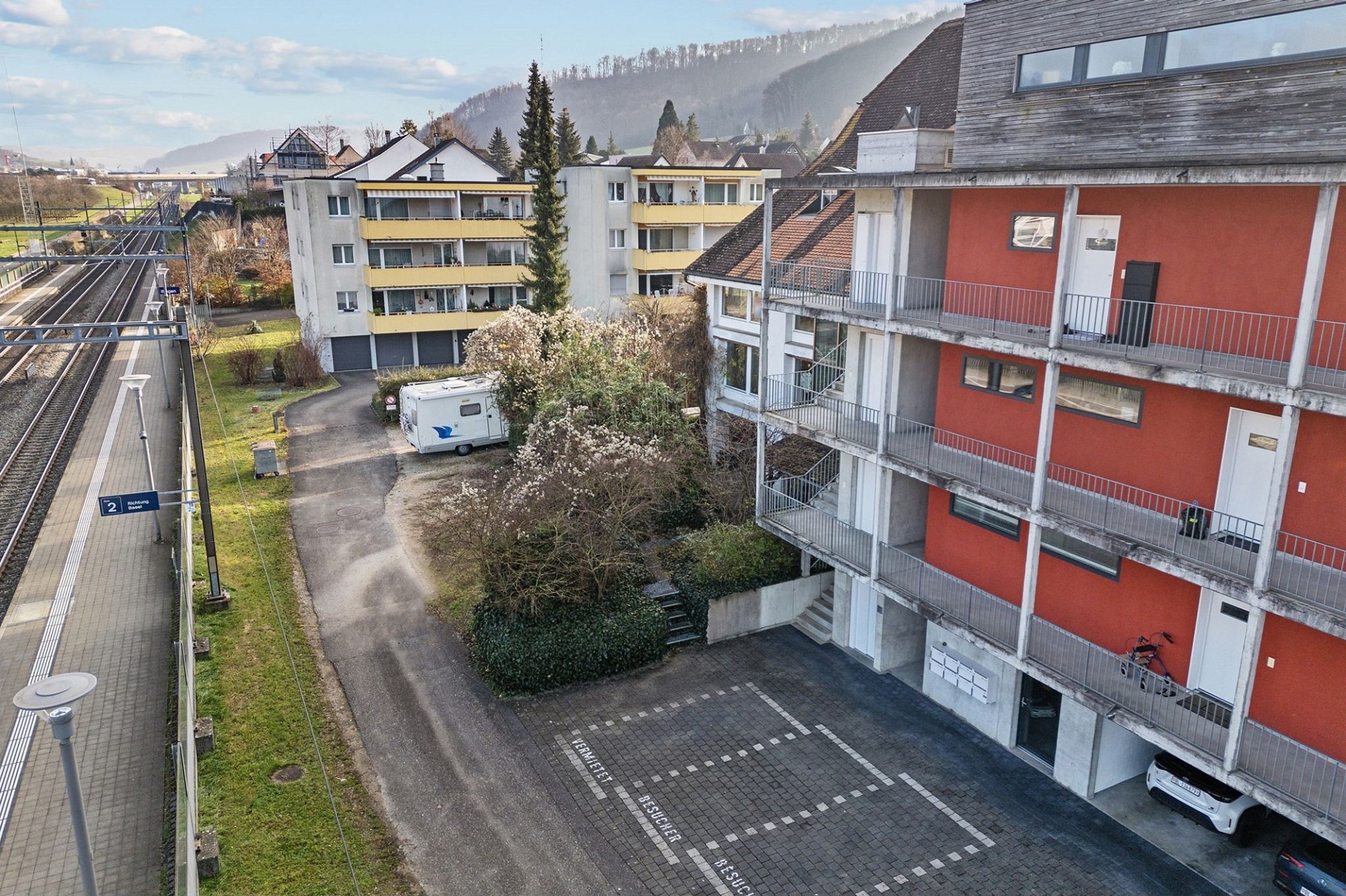 Mehrfamilienhaus an Bahngleisen