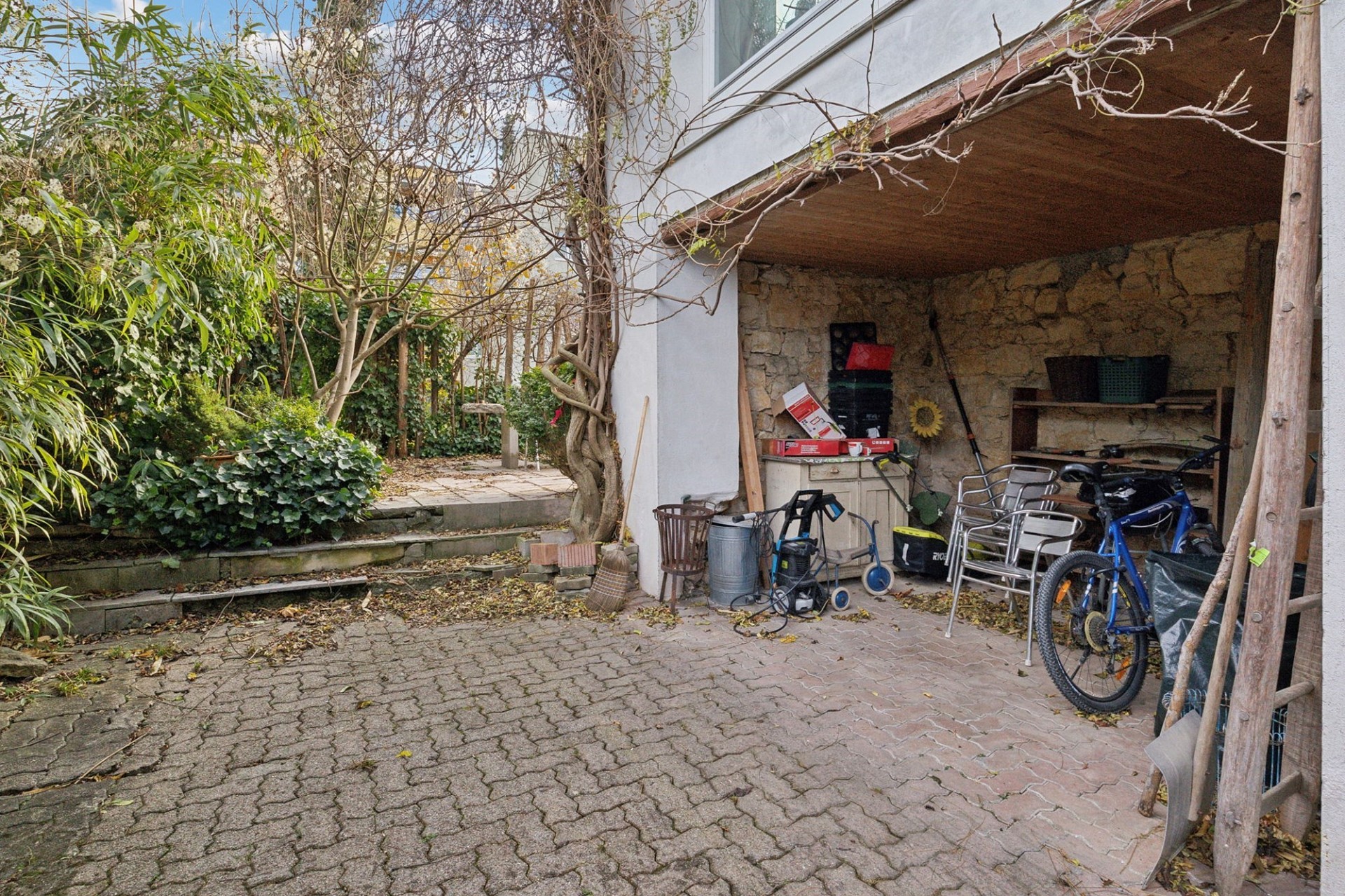 Gartenbereich mit überdachtem Stauraum
