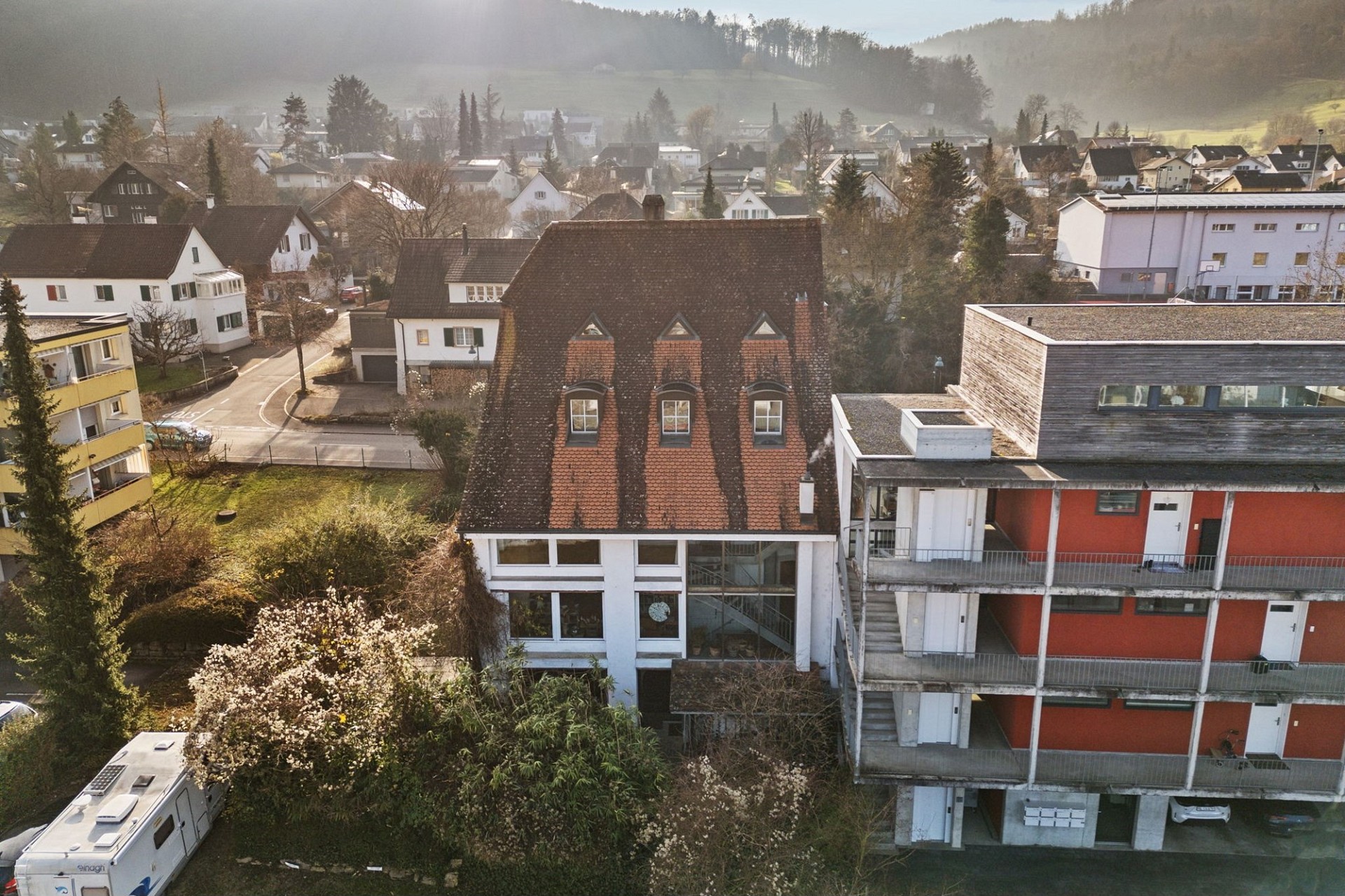 Luftaufnahme eines Wohngebäudes im Dorfumfeld