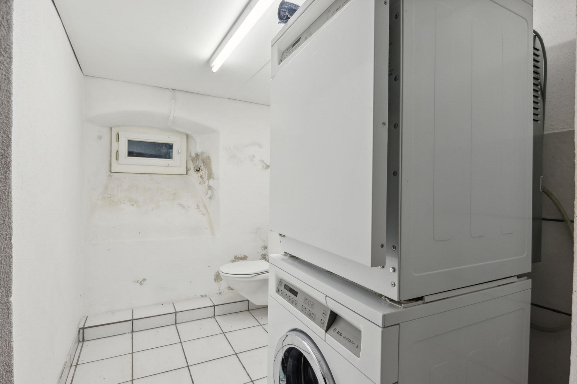 Kleiner Hauswirtschafts-/Badraum mit Technikgeräten