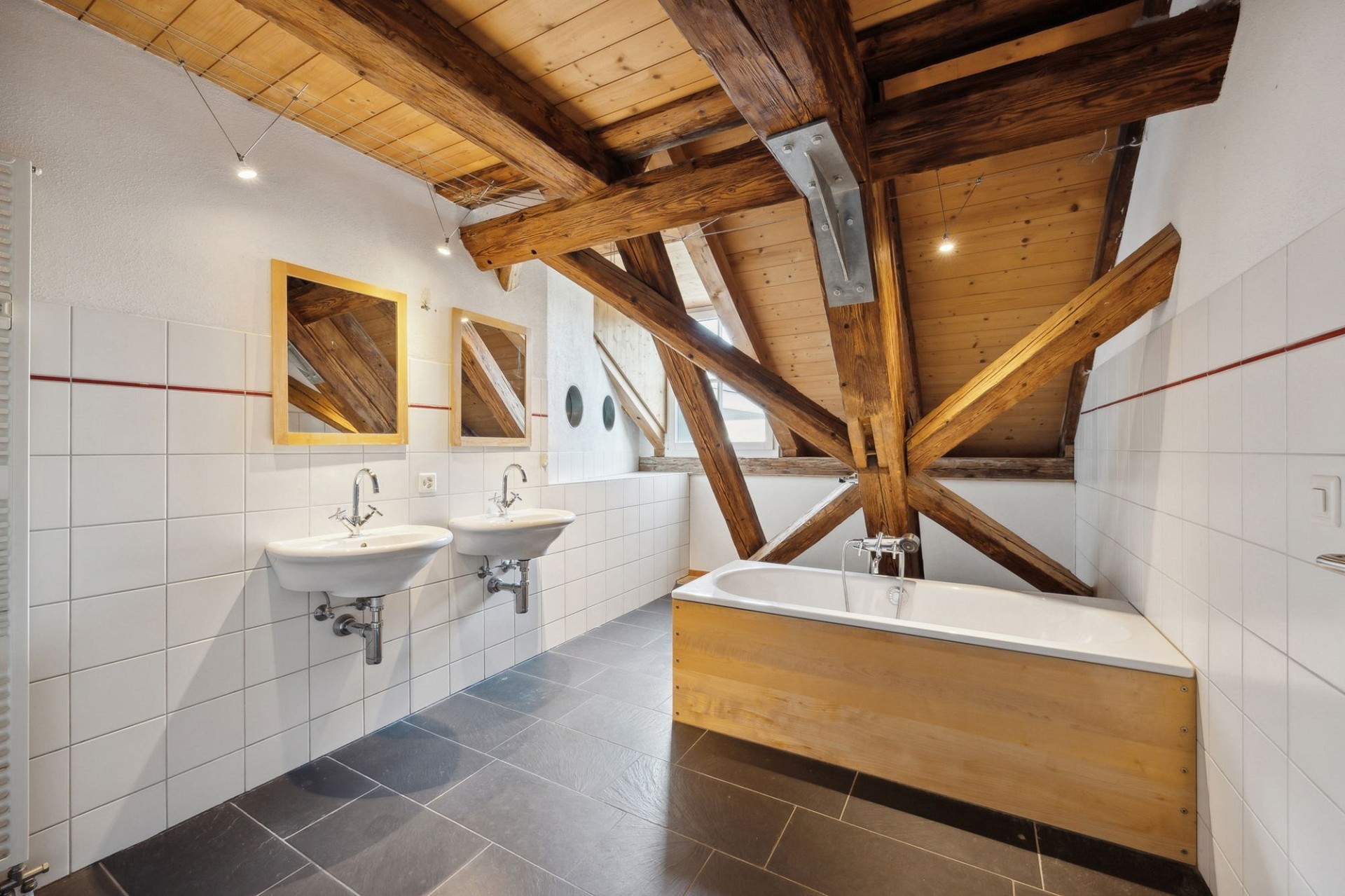 Rustikales Badezimmer mit sichtbaren Holzbalken