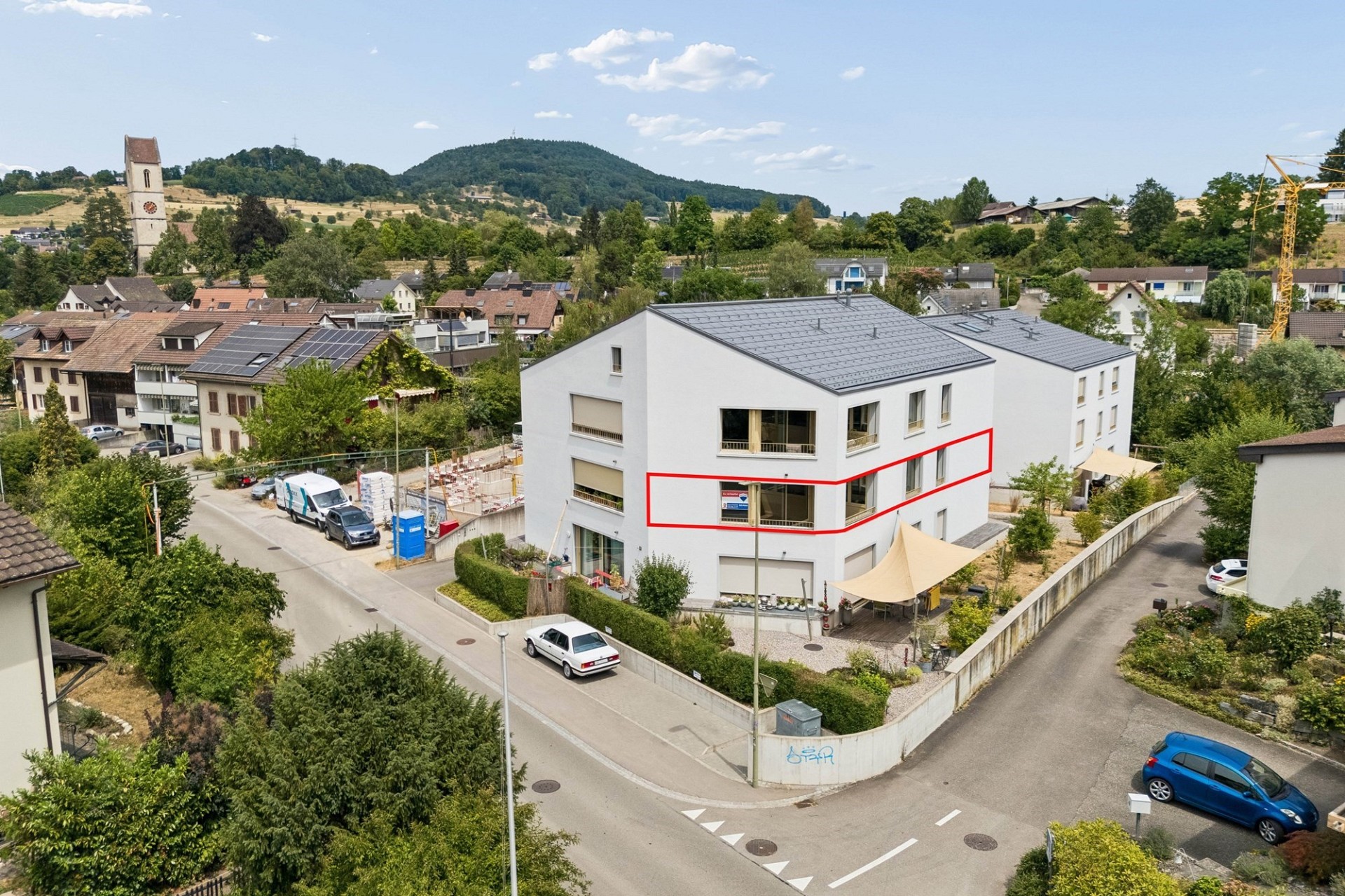 Mehrfamilienhaus in Hanglage mit Bergblick