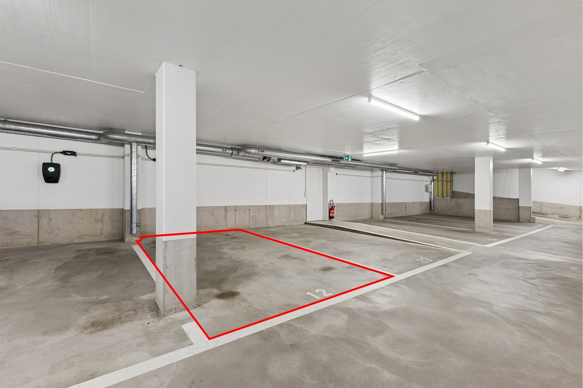 Tiefgarage mit markiertem Stellplatz