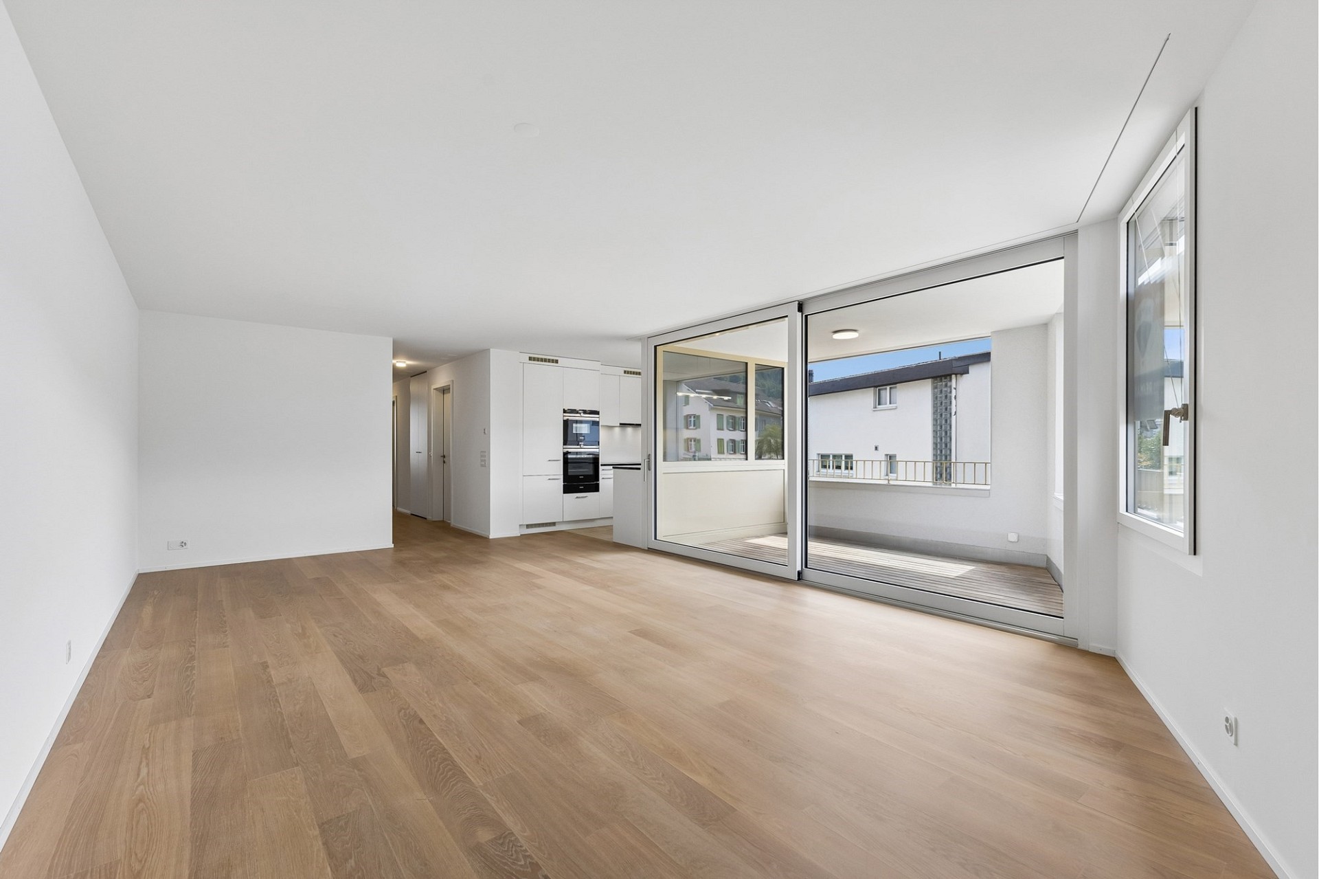 Heller Wohnraum mit Balkon und offener Küche