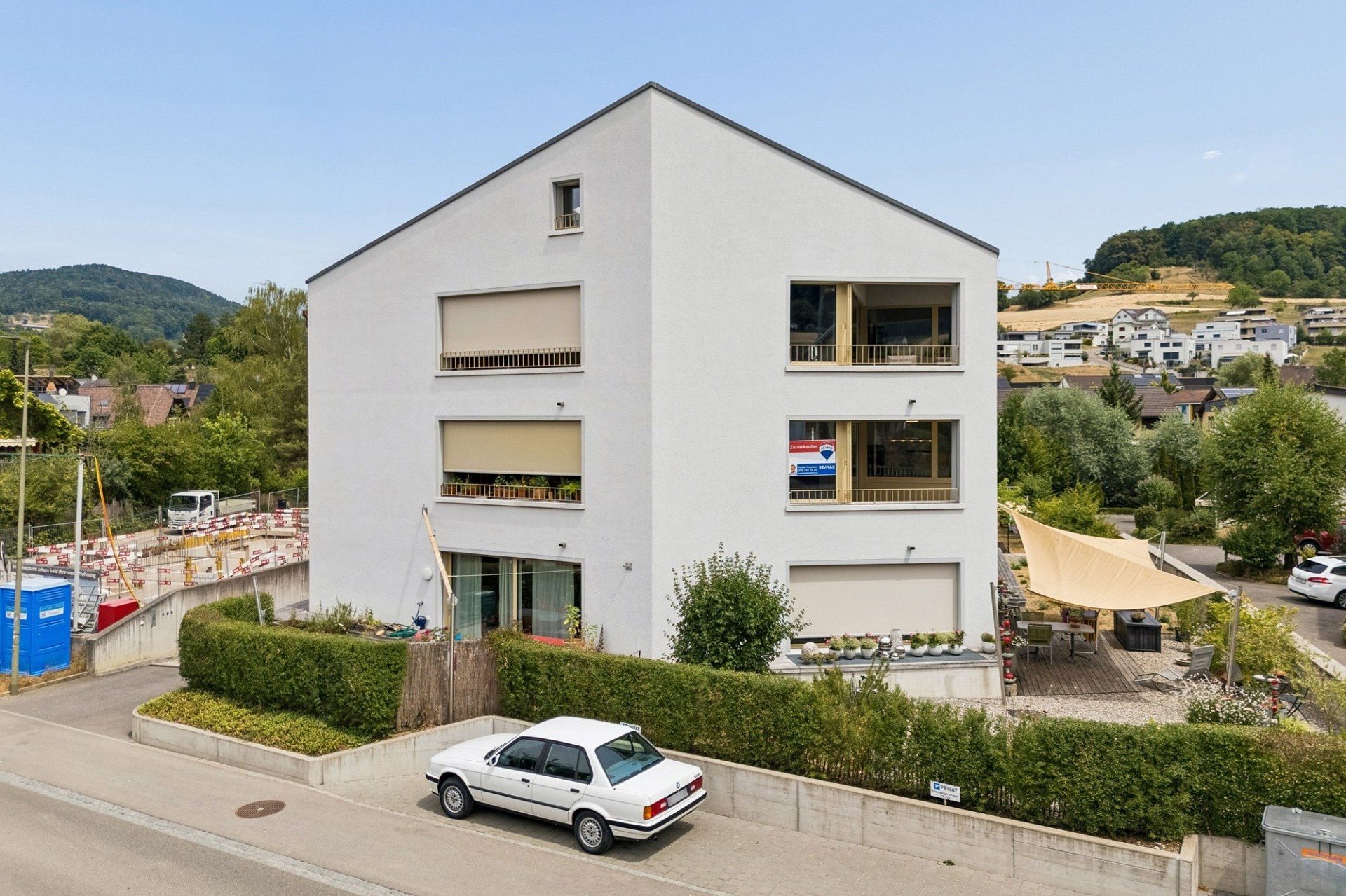 Modernes Mehrfamilienhaus mit Garten und Terrasse