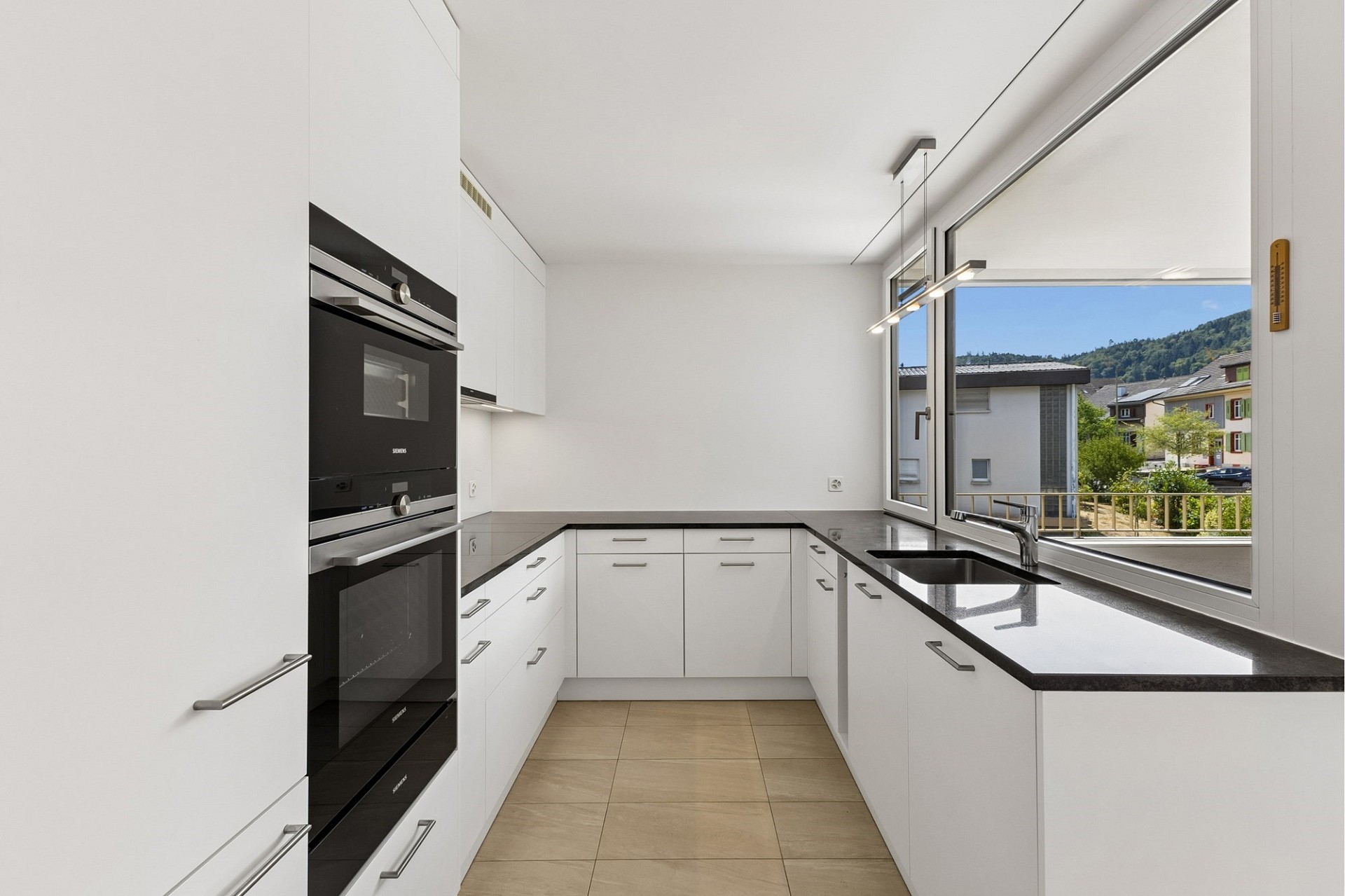 Moderne U-Küche mit Fensterblick