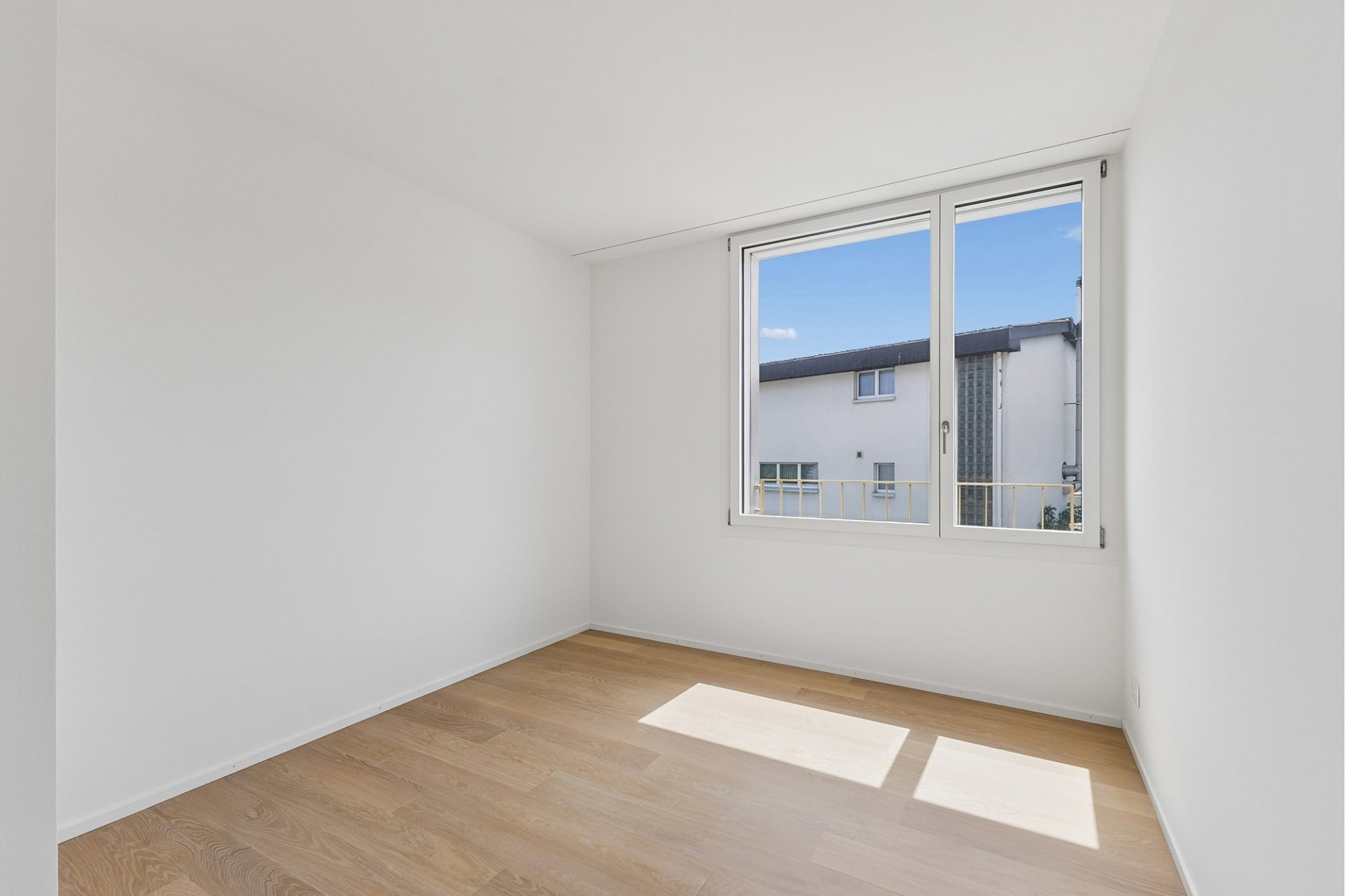 Heller leerer Raum mit Fensterblick