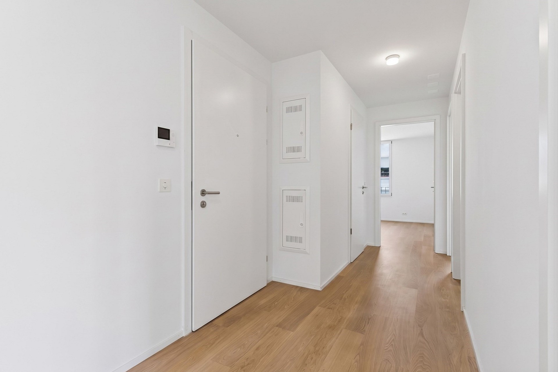 Heller Flur mit Holzfußboden