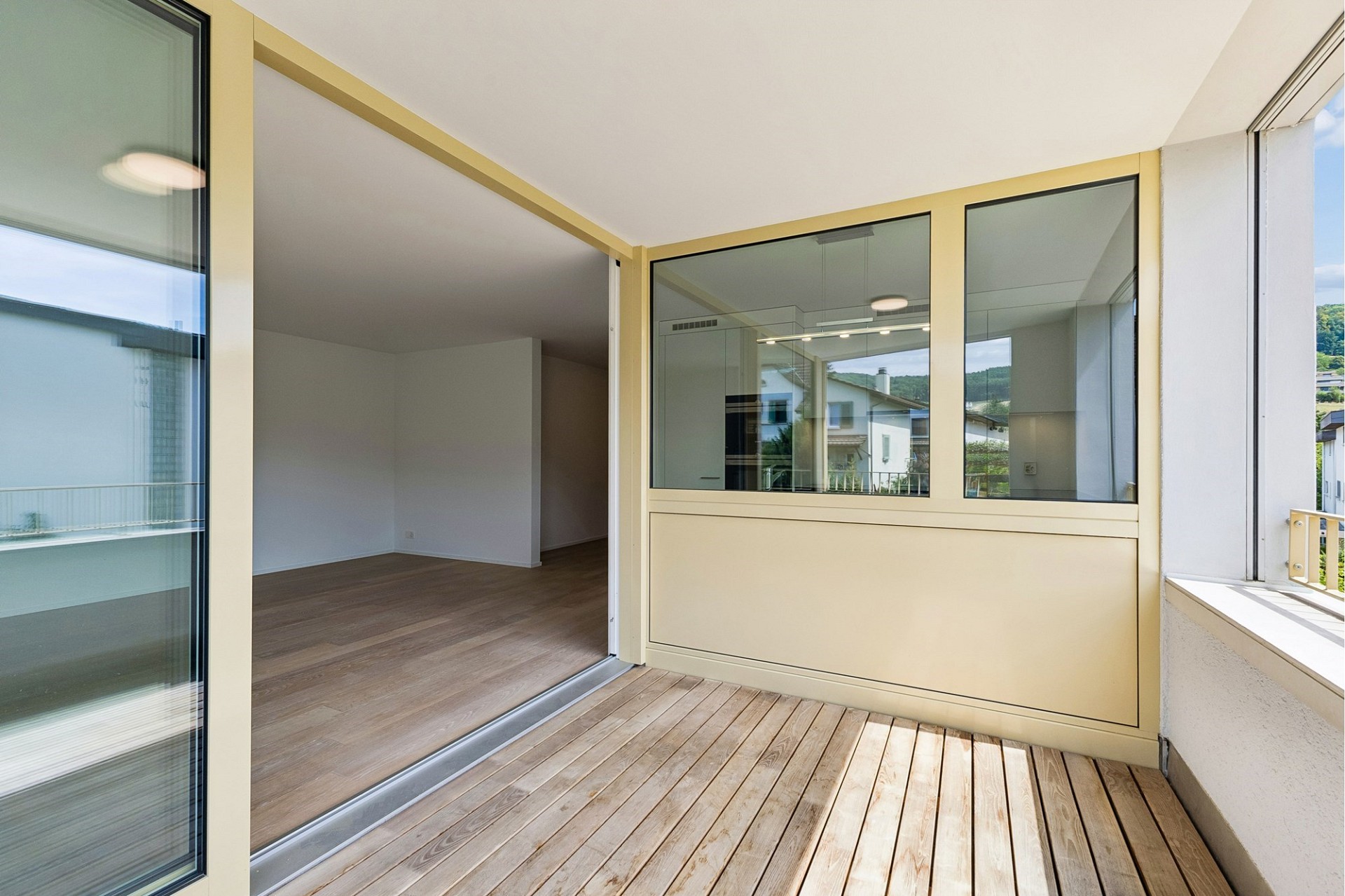 Überdachter Balkon mit Blick ins Innere