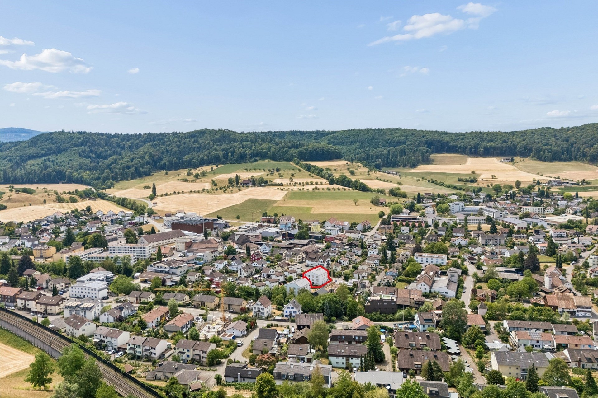 Luftaufnahme einer Stadt mit markiertem Gebäude