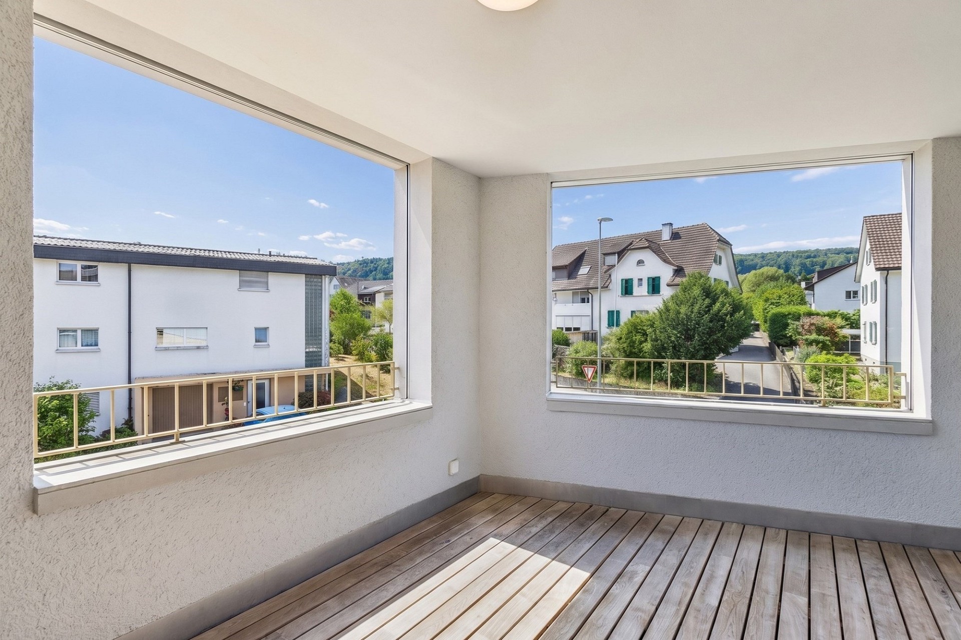 Balkon mit zwei großen Fenstern und Ausblick
