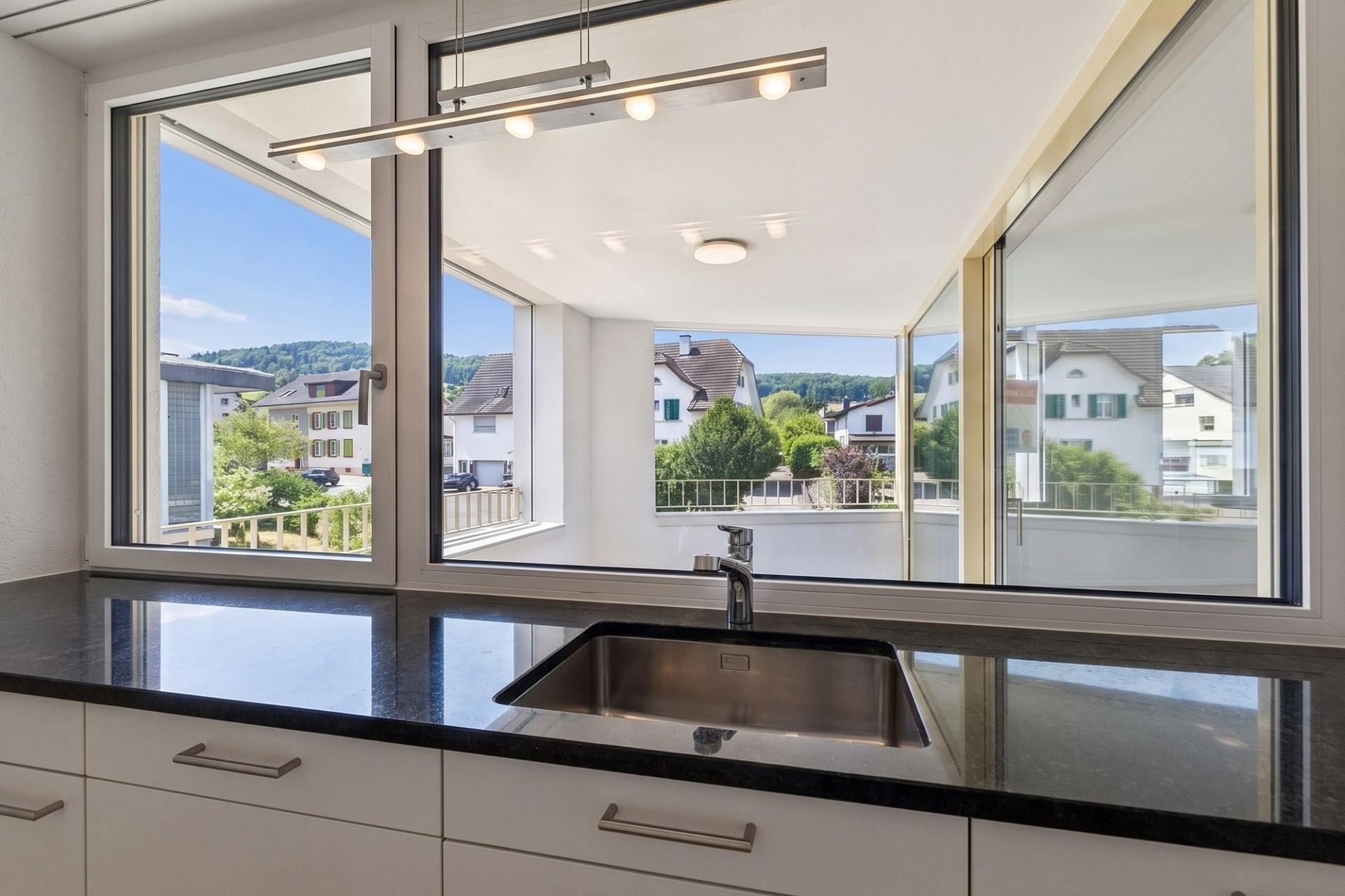 Moderne Küche mit Panoramafenstern