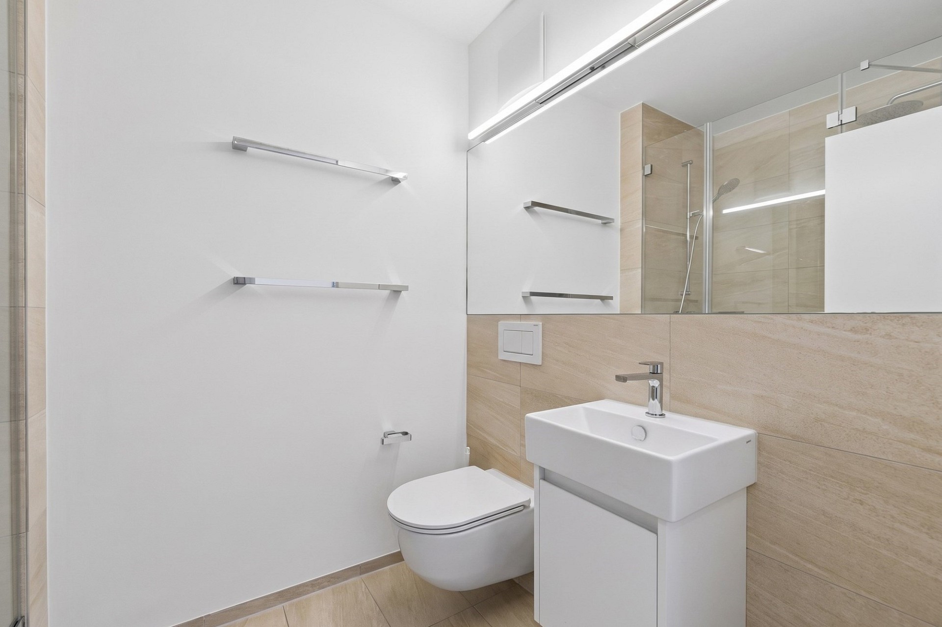 Modernes Gäste-WC mit Dusche