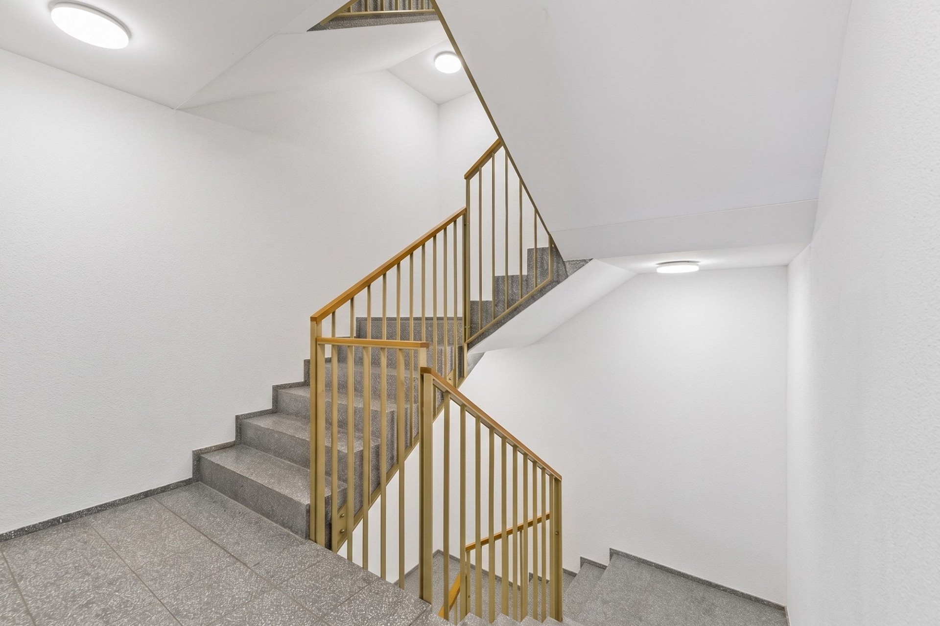 Treppenhaus mit grauen Stufen