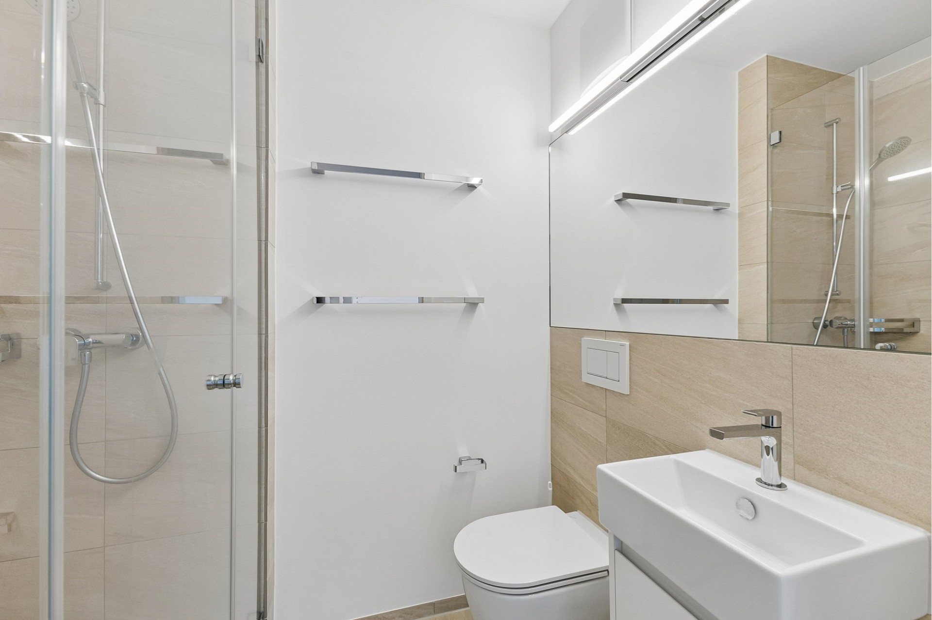Modernes Badezimmer mit Dusche und Waschbecken