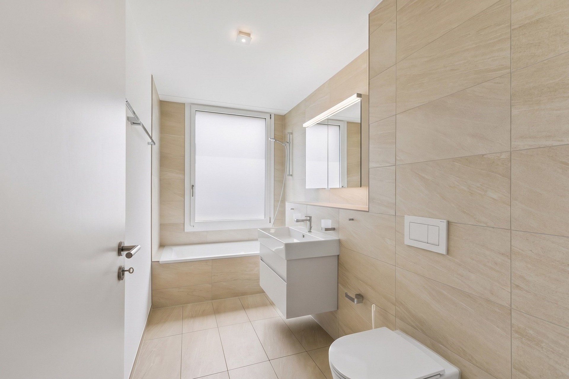 Modernes Badezimmer mit hellen Fliesen