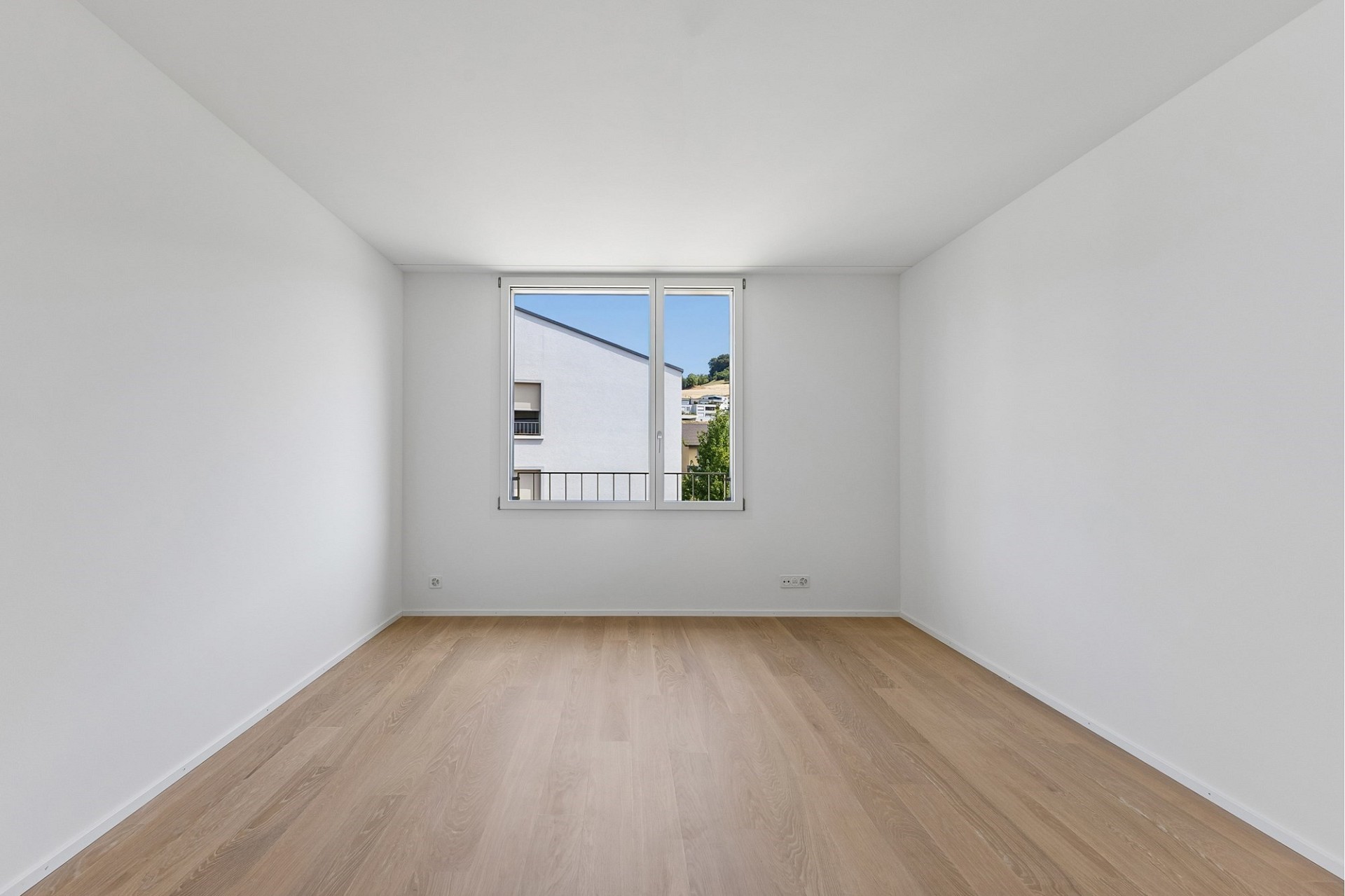 Leerer, hell renovierter Raum mit Fenster