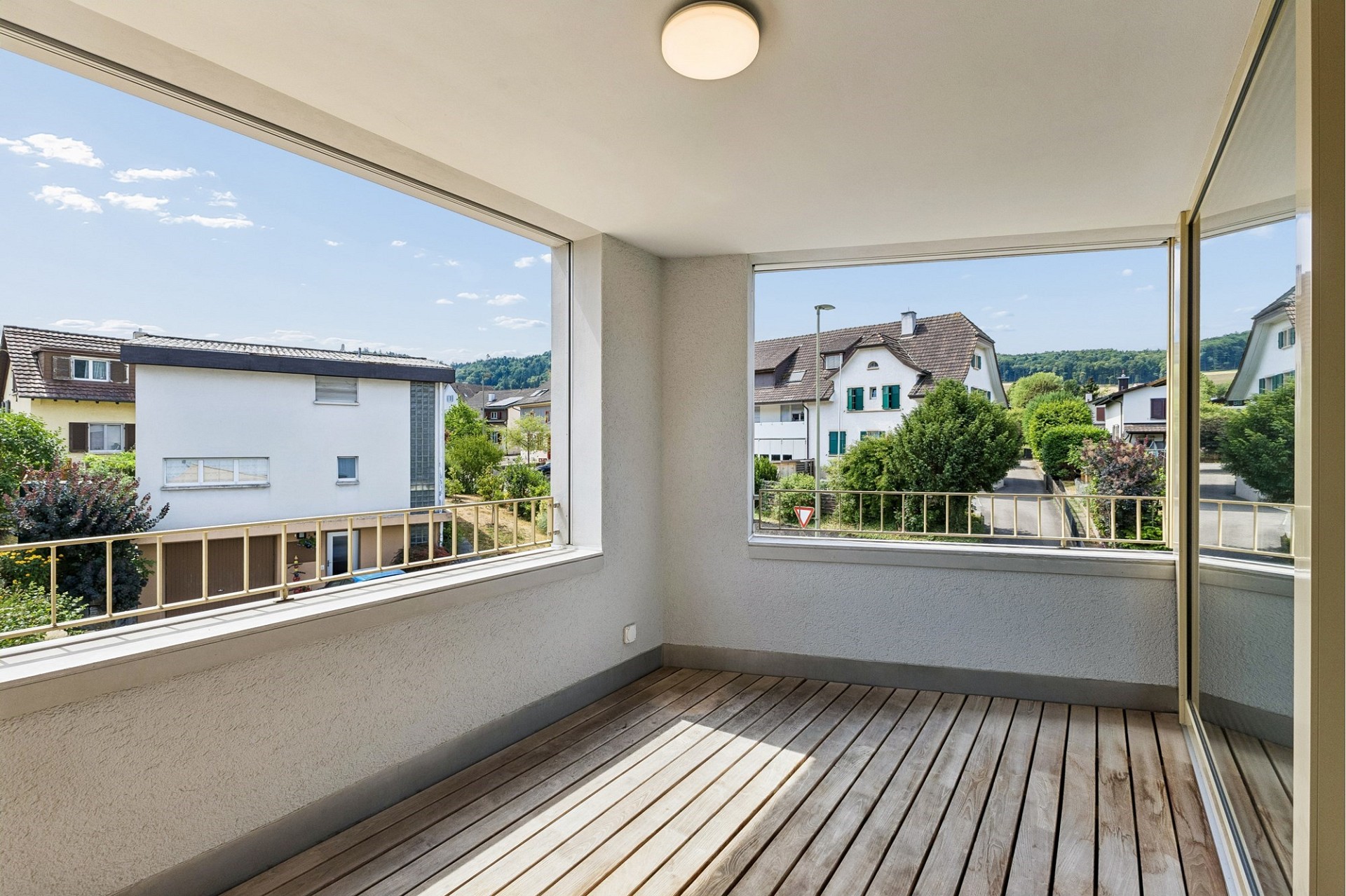 Heller Balkon mit Blick ins Wohngebiet