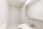 Helles Badezimmer mit Badewanne und Dusche