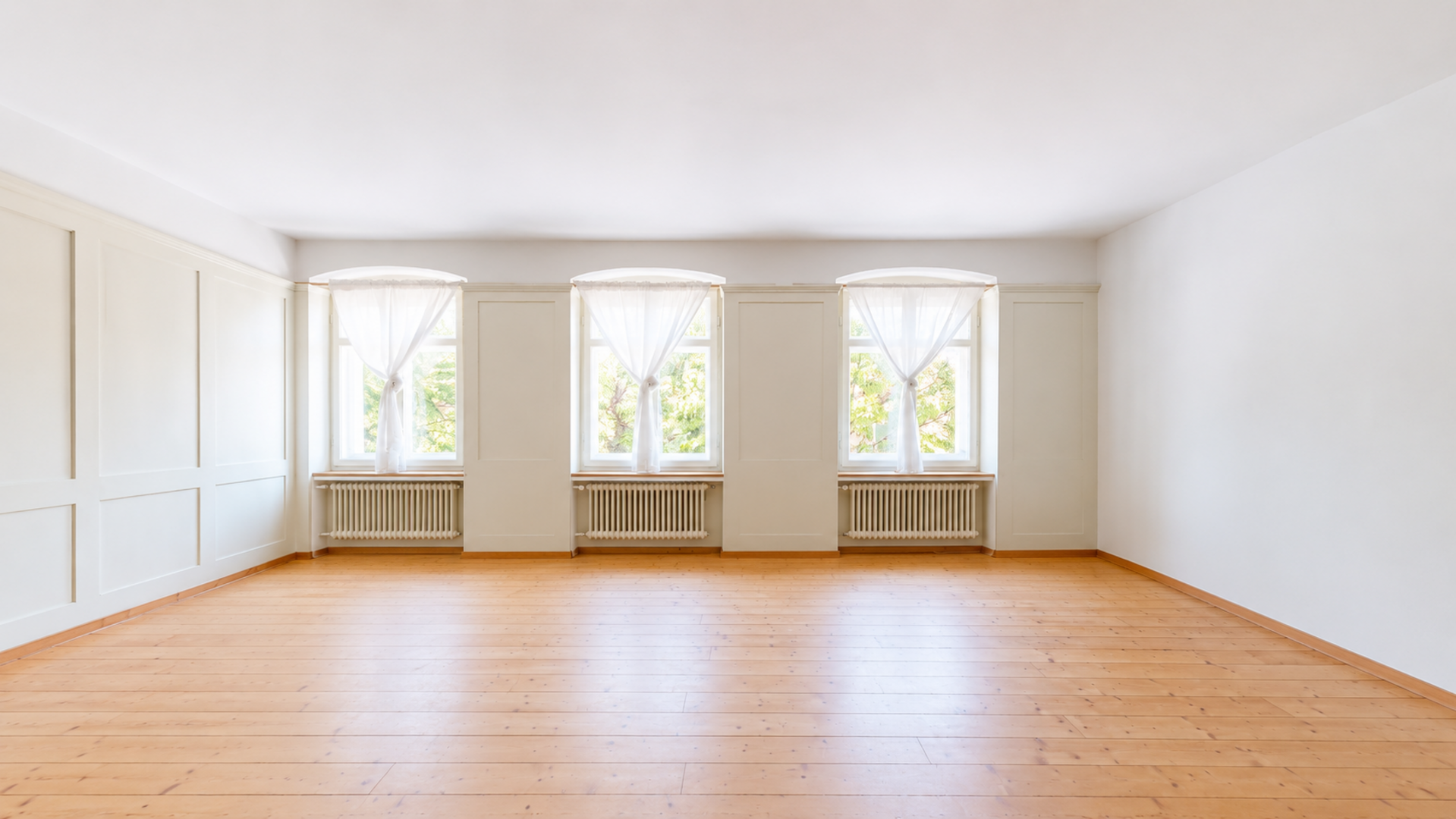 Heller leerer Raum mit großen Fenstern