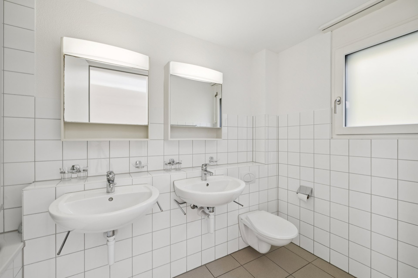 Helles Gäste-WC mit Doppelwaschbecken